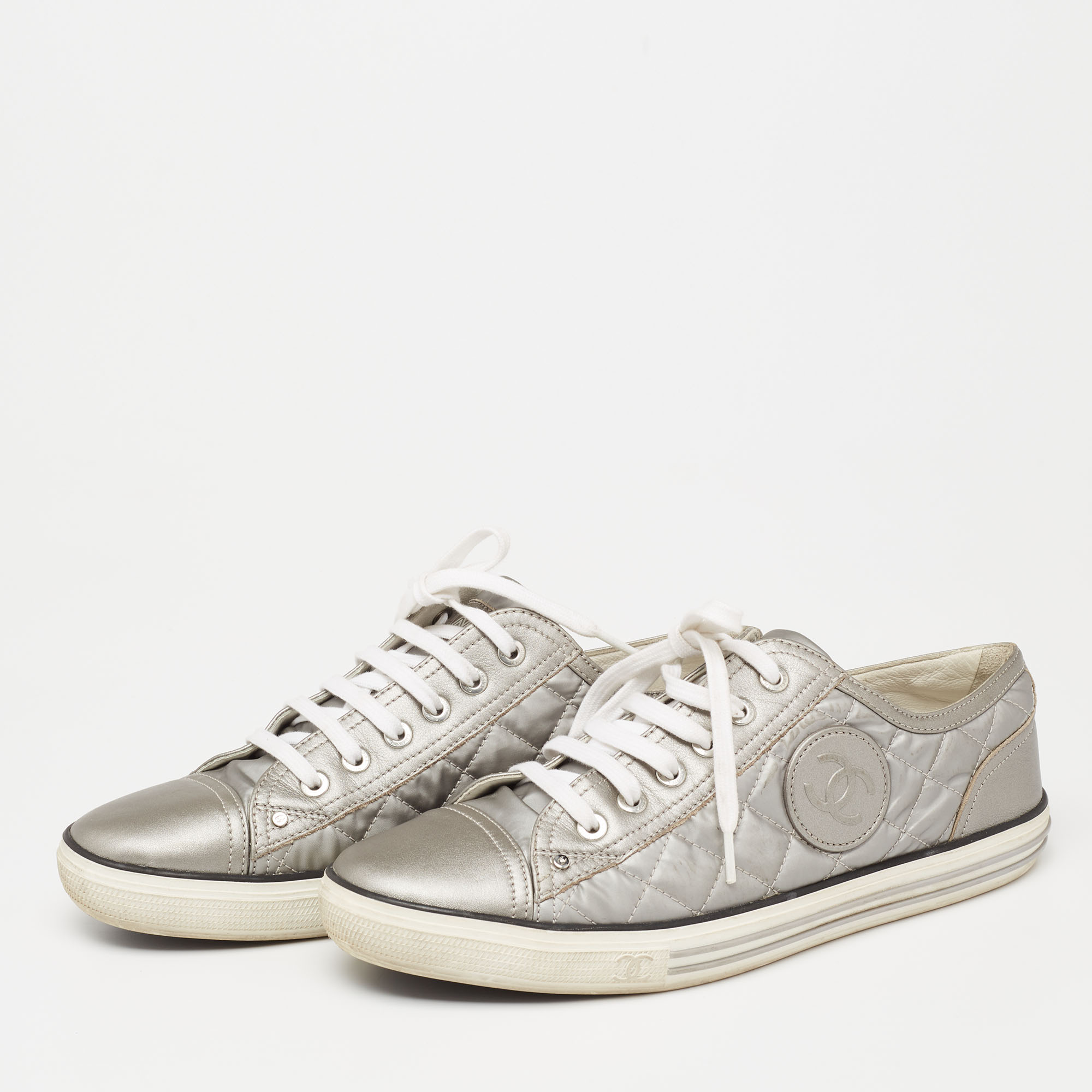 

Chanel Metallic Silver Leather And Nylon CC Low Top Sneaker Size