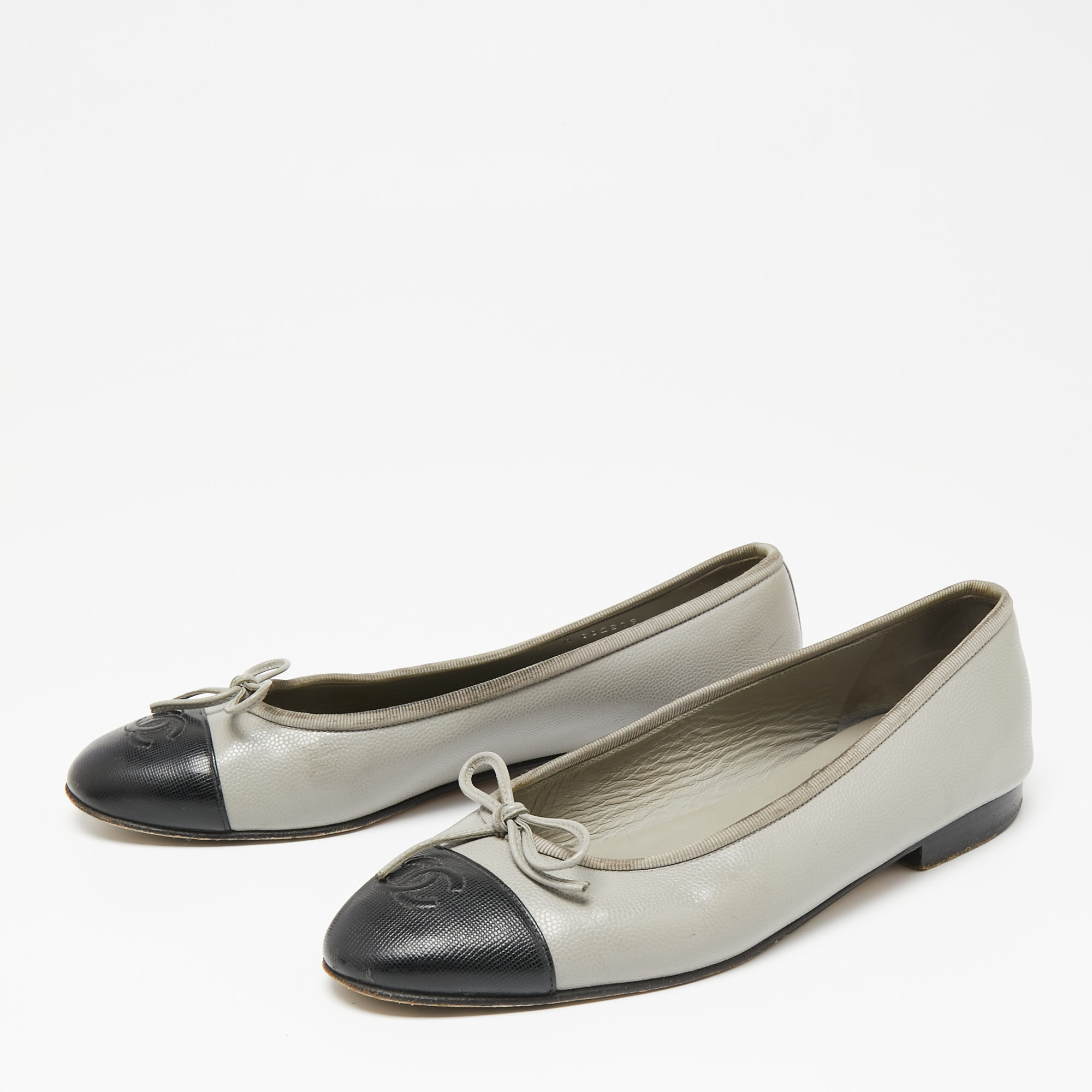 

Chanel Grey/Black Leather CC Cap Toe Ballet Flats Size
