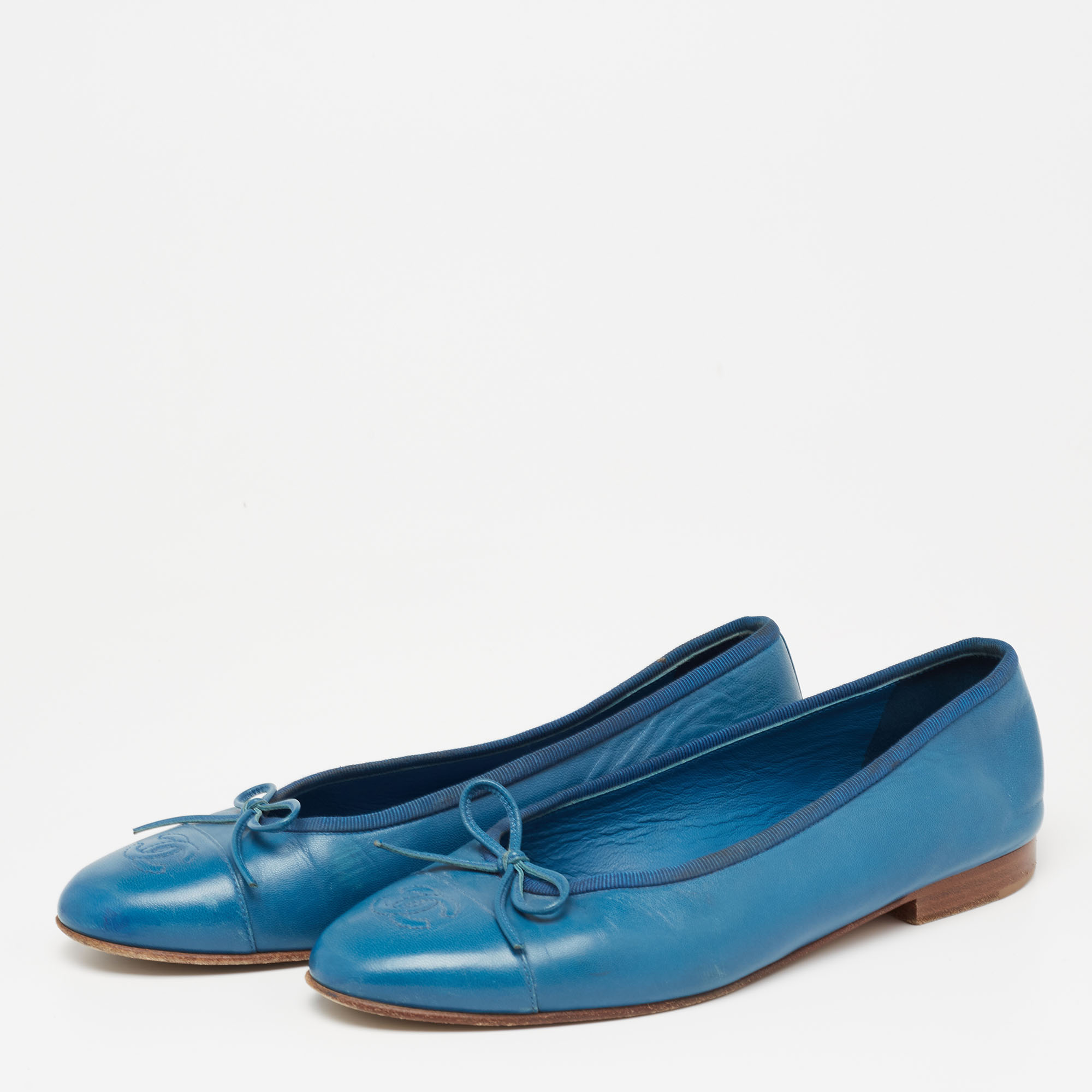 

Chanel Blue Leather Bow CC Cap Toe Ballet Flats Size
