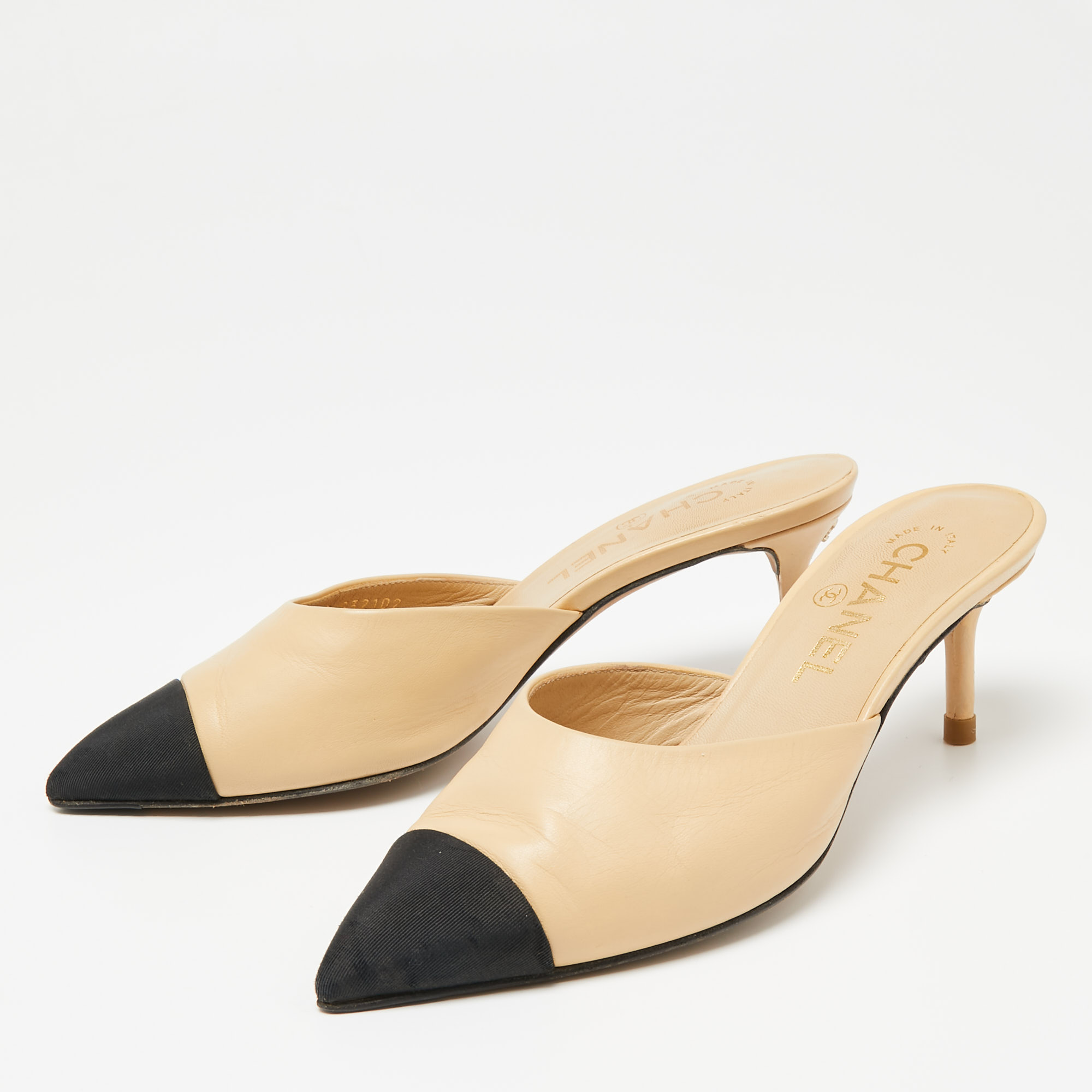 

Chanel Beige/Black Leather And Canvas Pointed Toe Slide Sandals Size