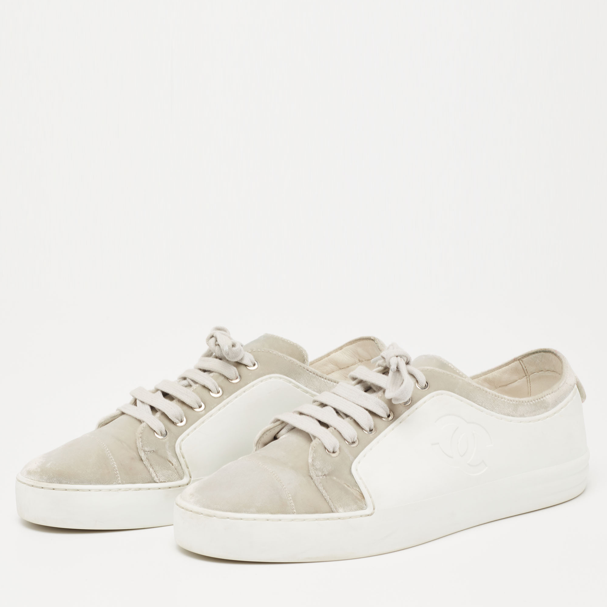 

Chanel White/Grey Rubber and Velvet CC Low Top Sneakers Size
