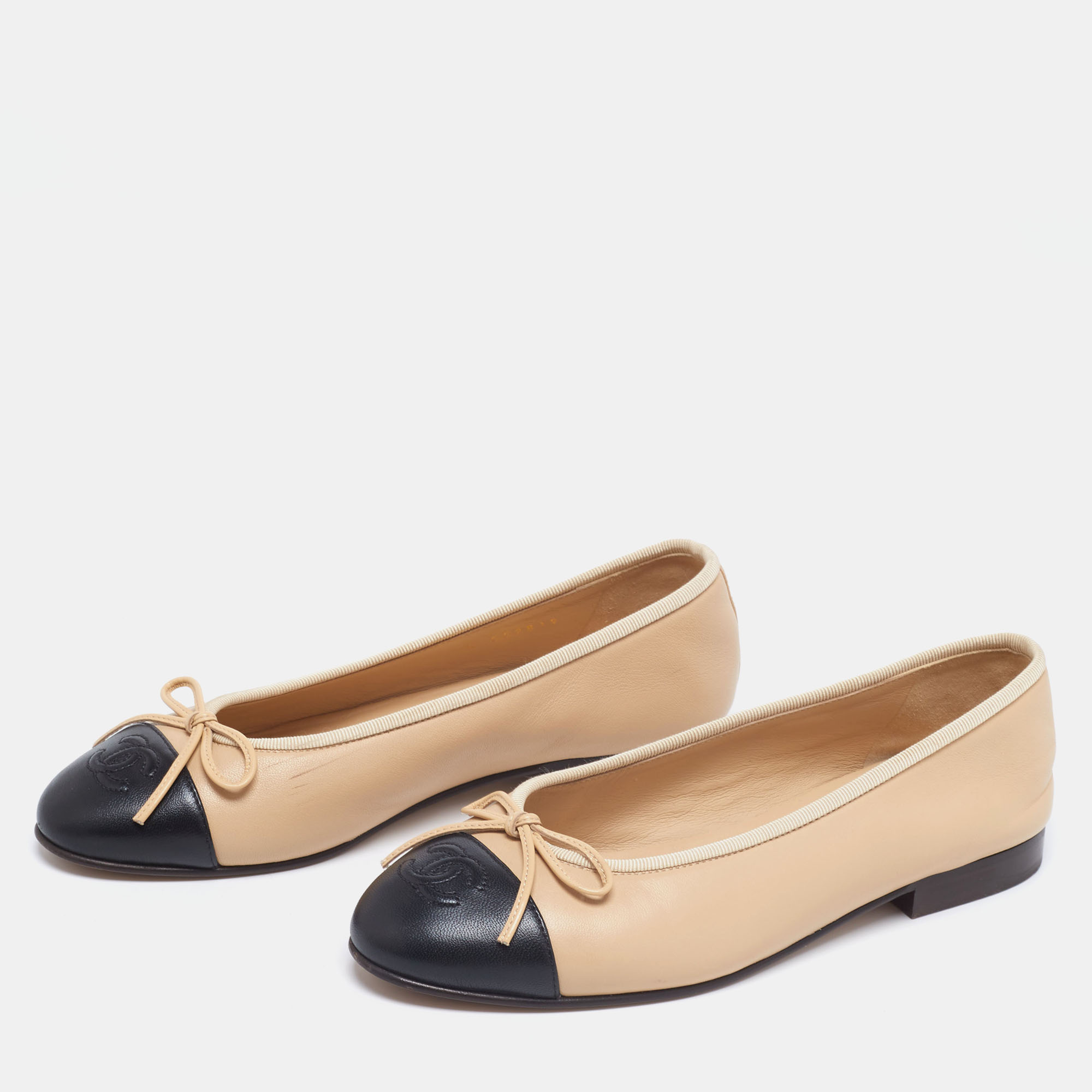 

Chanel Beige/Black Leather Bow CC Cap-Toe Ballet Flats Size