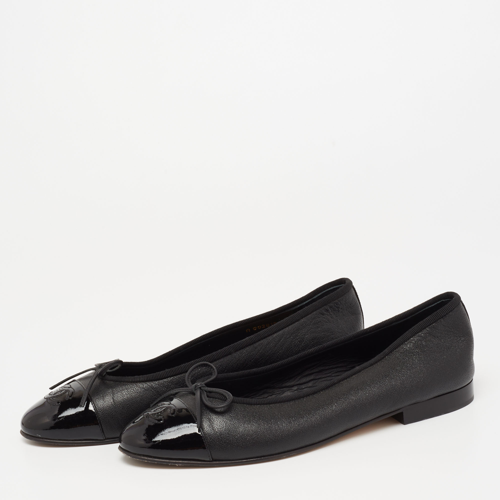 

Chanel Black Patent and Leather Bow CC Cap-Toe Ballet Flats Size