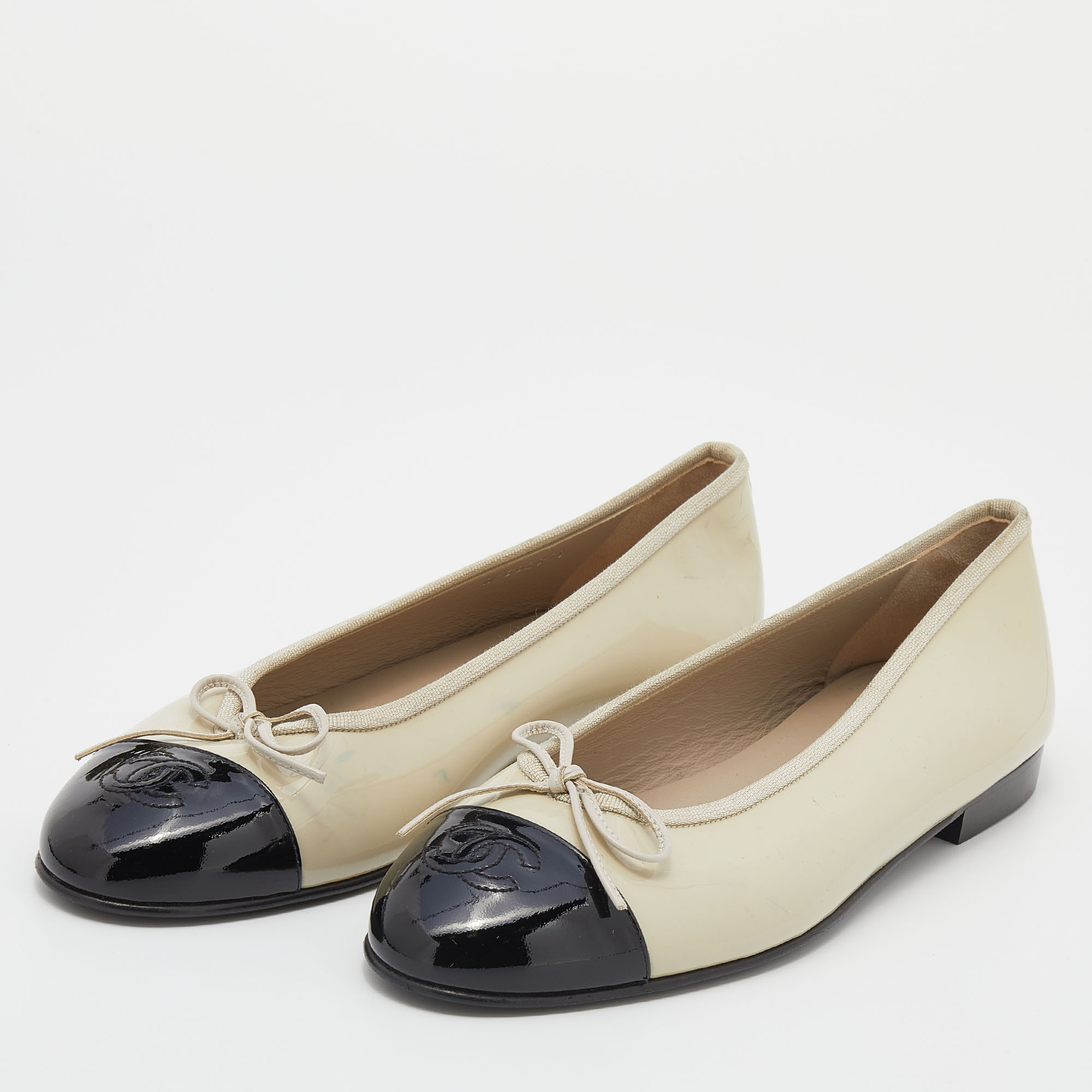 

Chanel Light Beige/Black Patent Leather Bow CC Cap Toe Ballet Flats Size