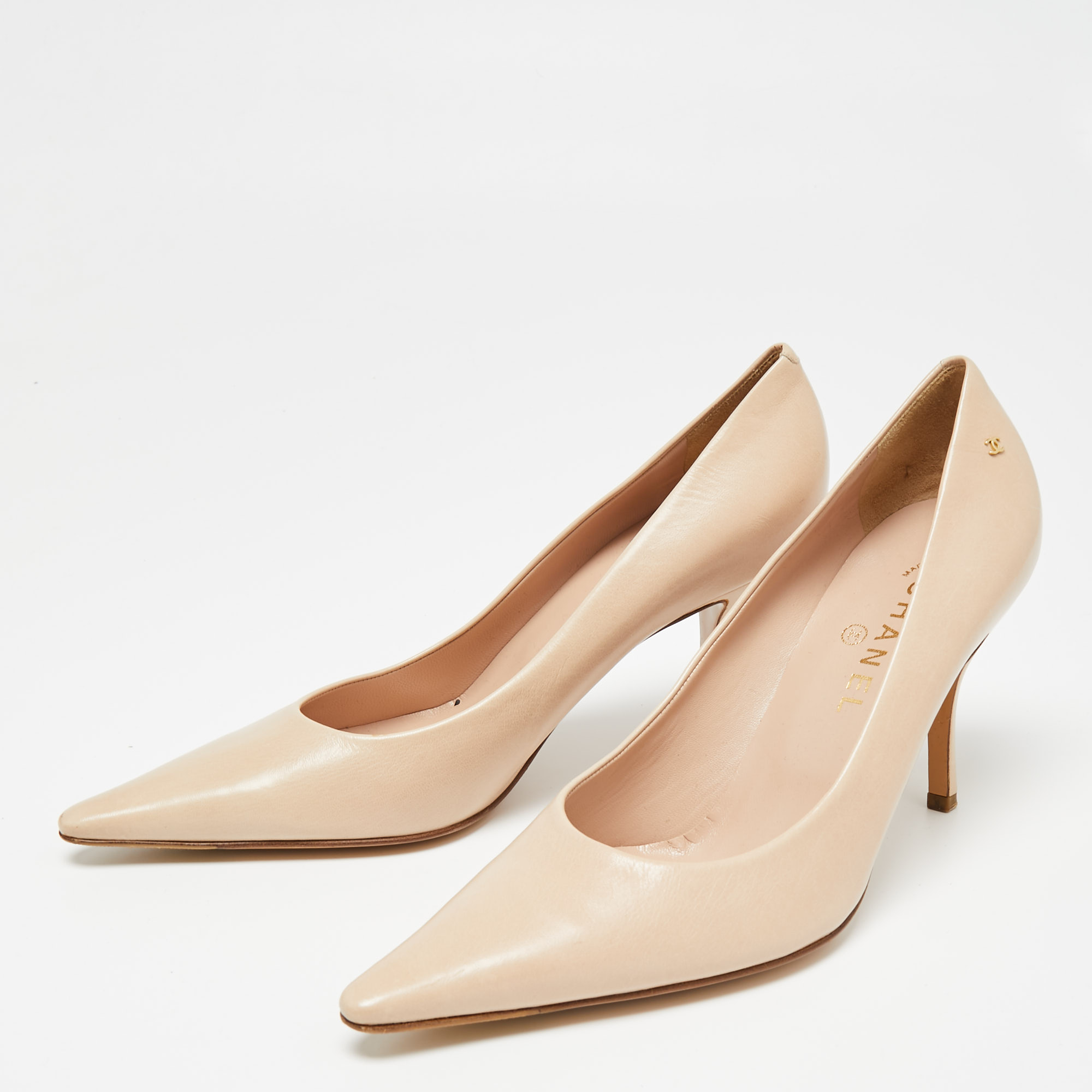 

Chanel Beige Leather CC Pointed Toe Pumps Size