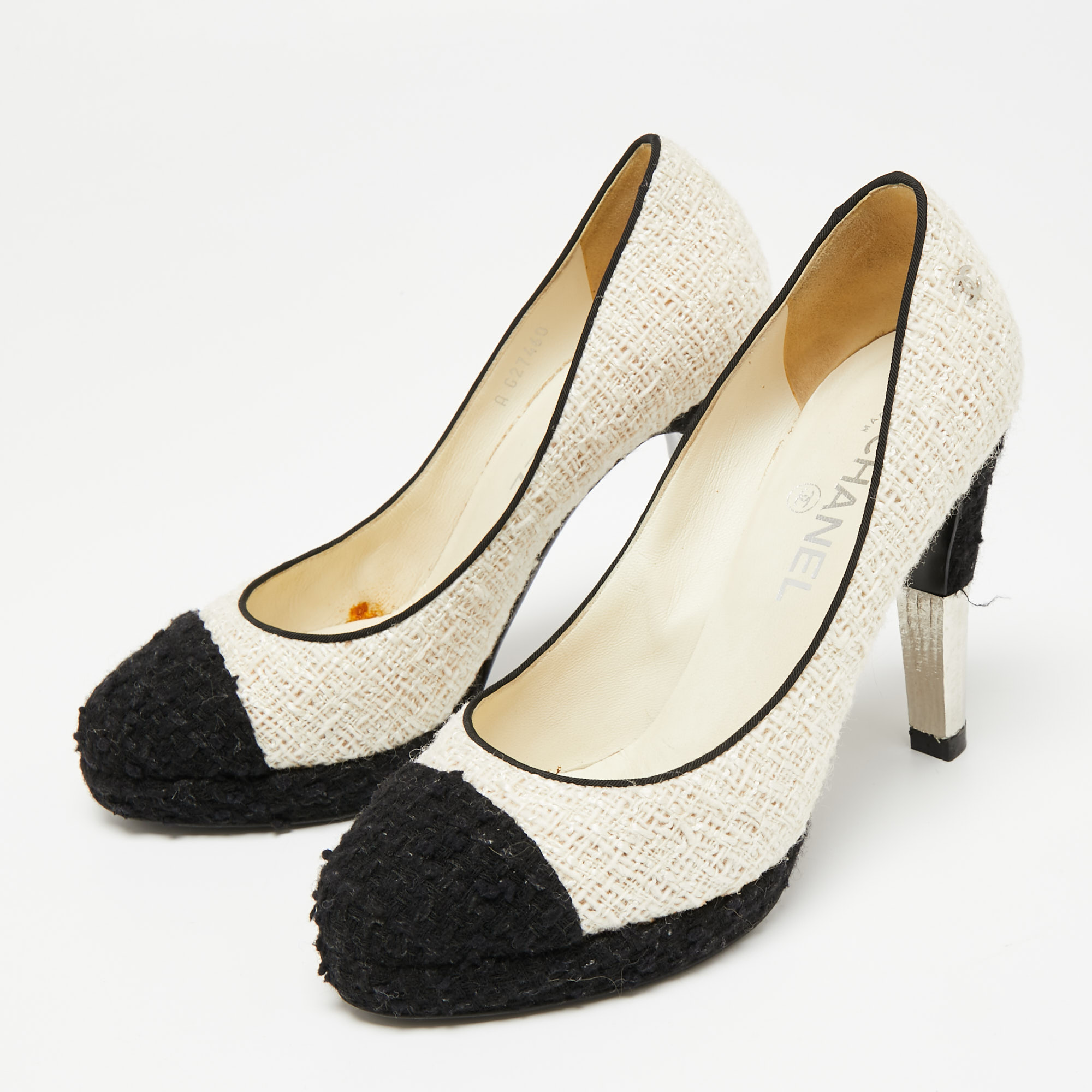 

Chanel Ivory/Black Tweed Cap-Toe Pumps Size