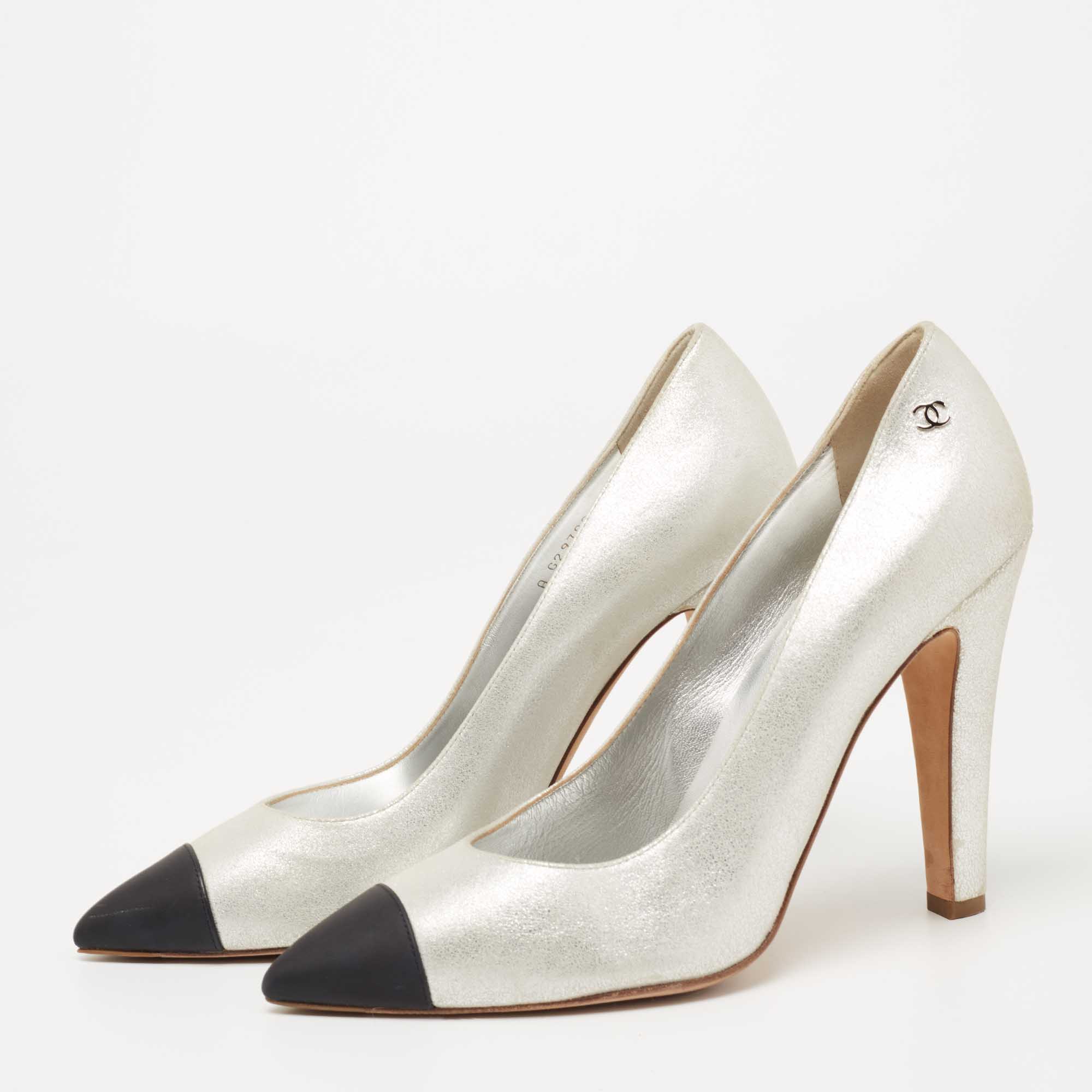 

Chanel Metallic Silver/Black Leather CC Cap Pointed Toe Pumps Size