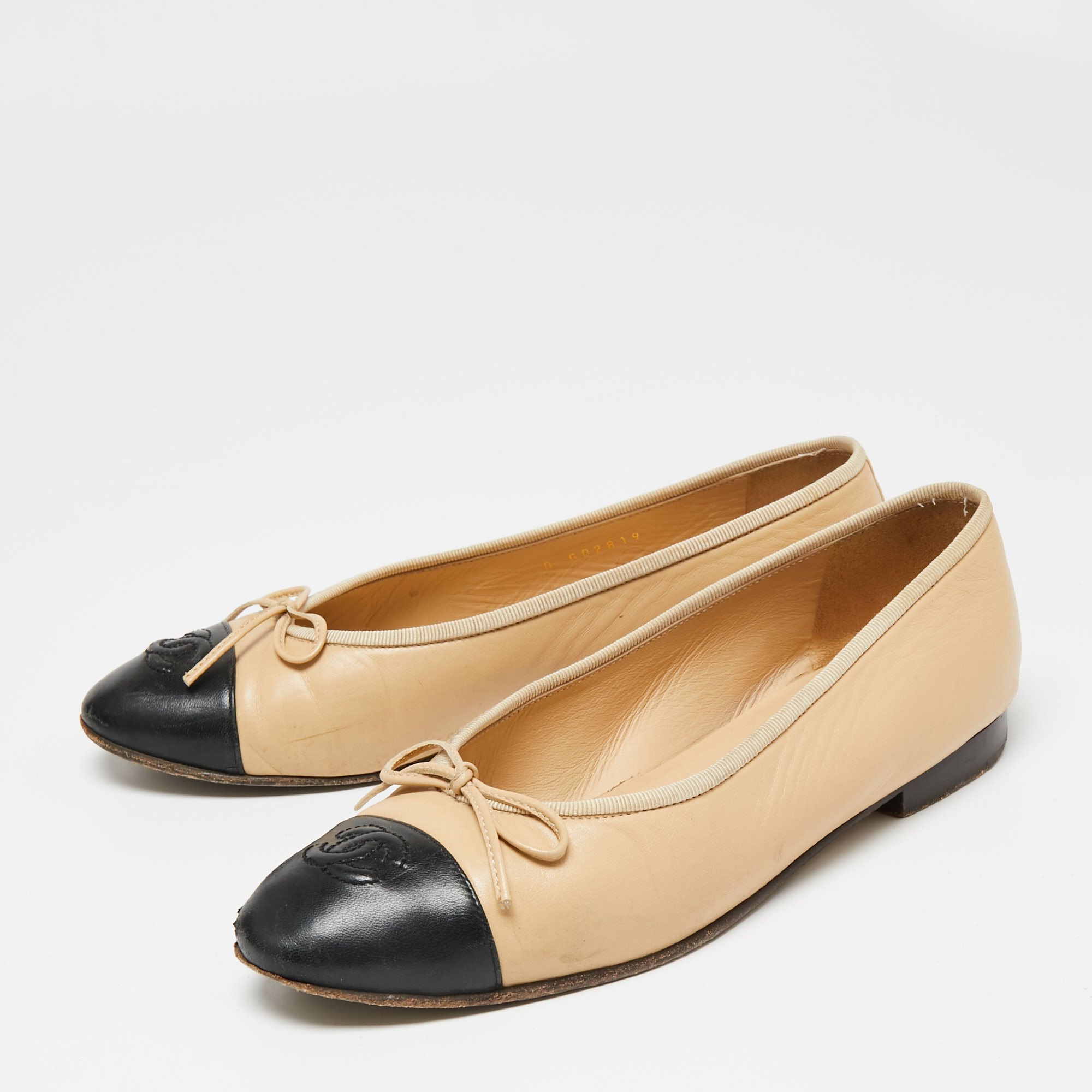 

Chanel Beige/Black Leather CC Cap-Toe Bow Ballet Flats Size