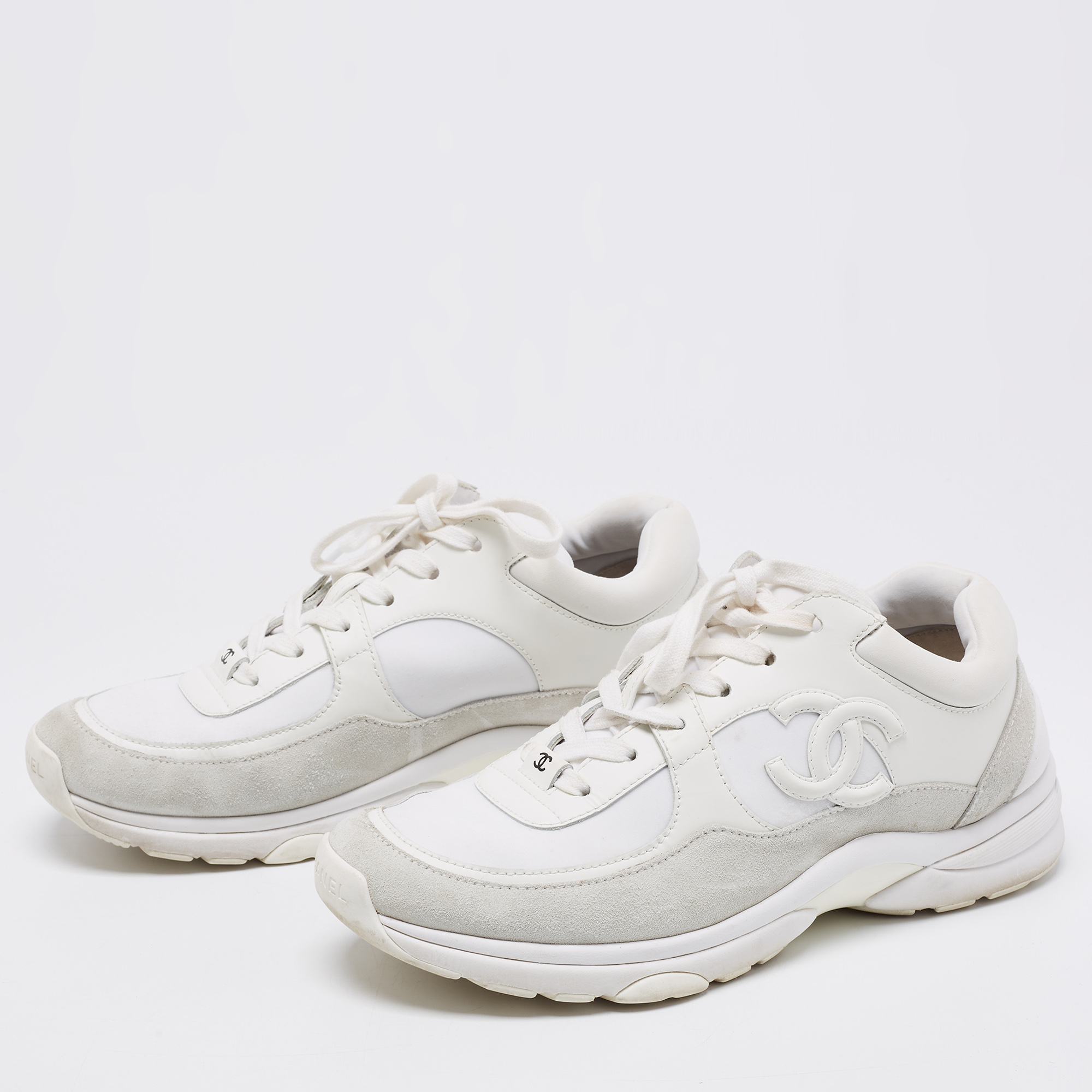 

Chanel White Leather And Suede CC Low Top Sneakers Size