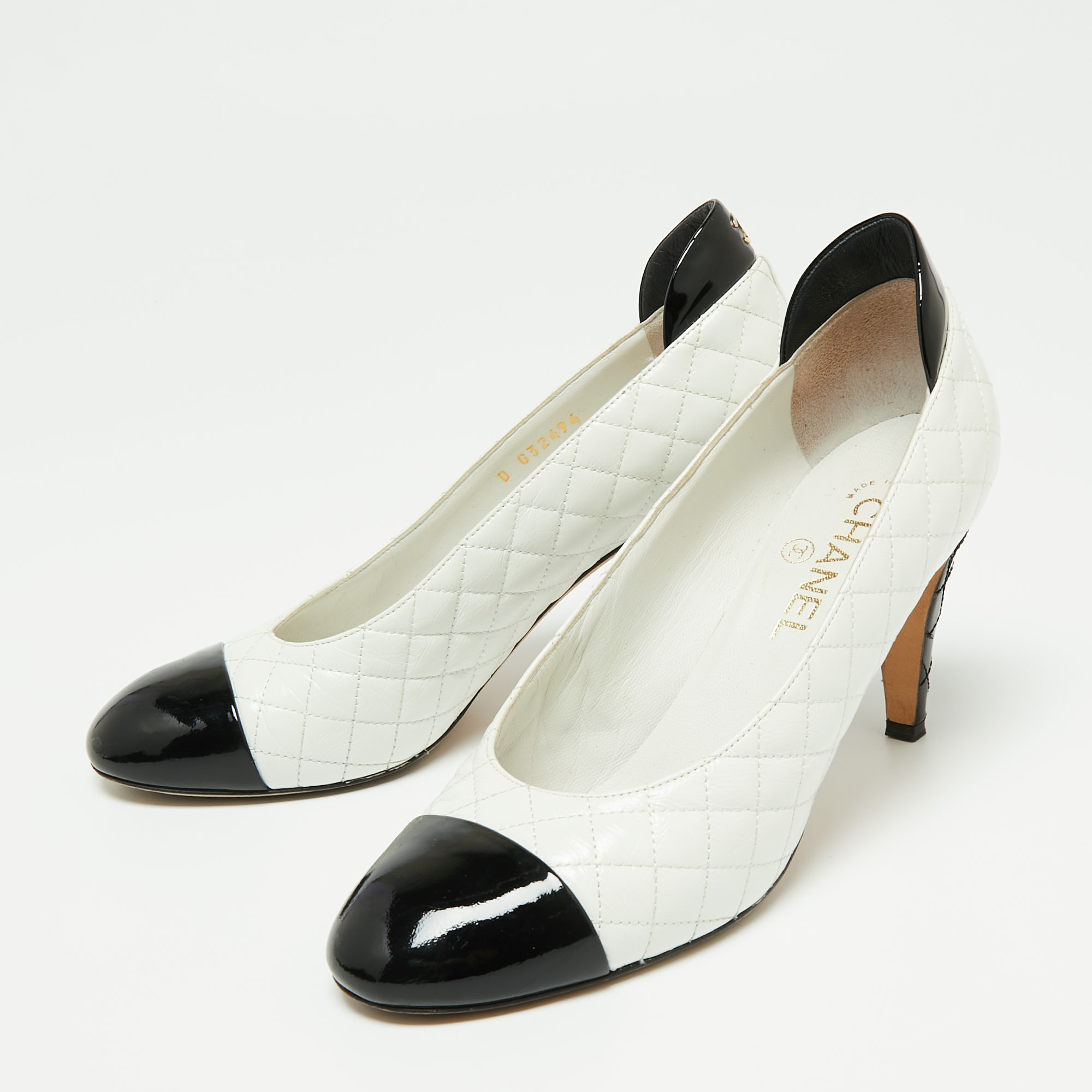 

Chanel White/Black Quilted Leather and Patent Cap-Toe CC Pumps Size