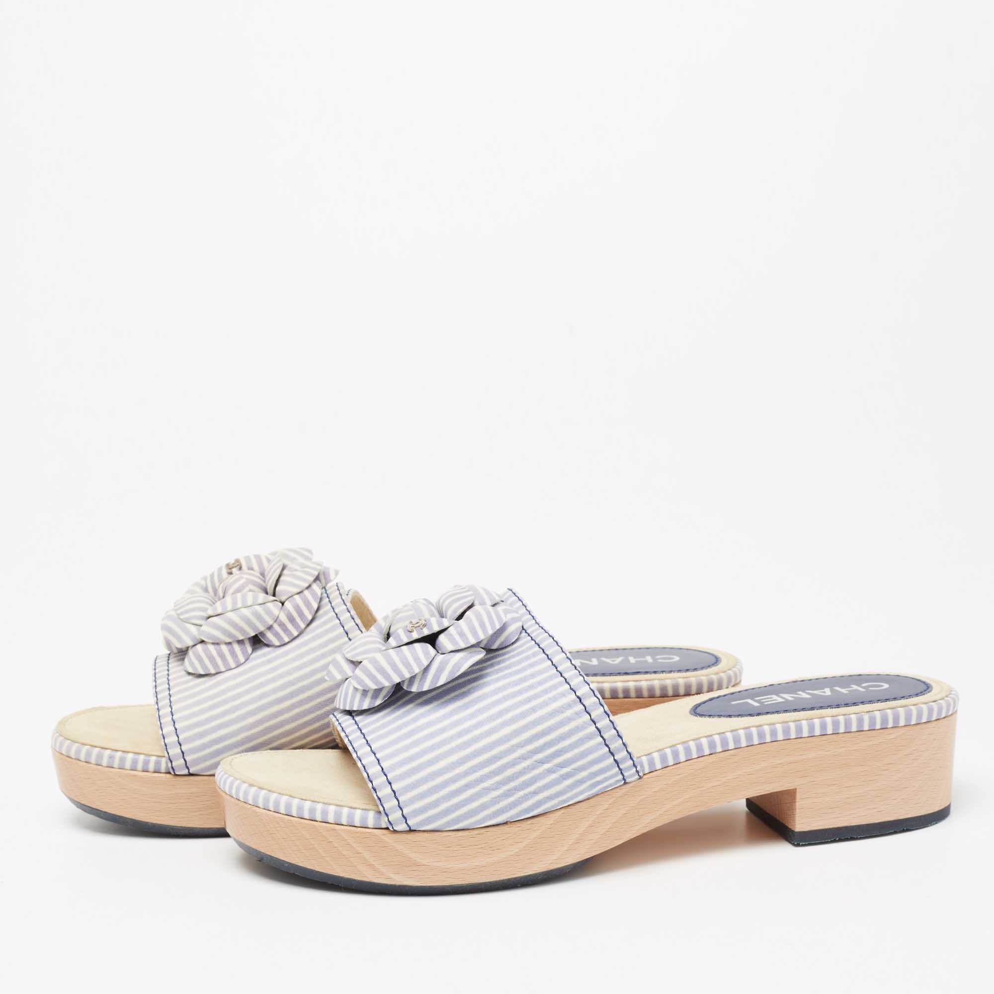 

Chanel Blue/White Leather CC Flower Platform Slide Sandals Size