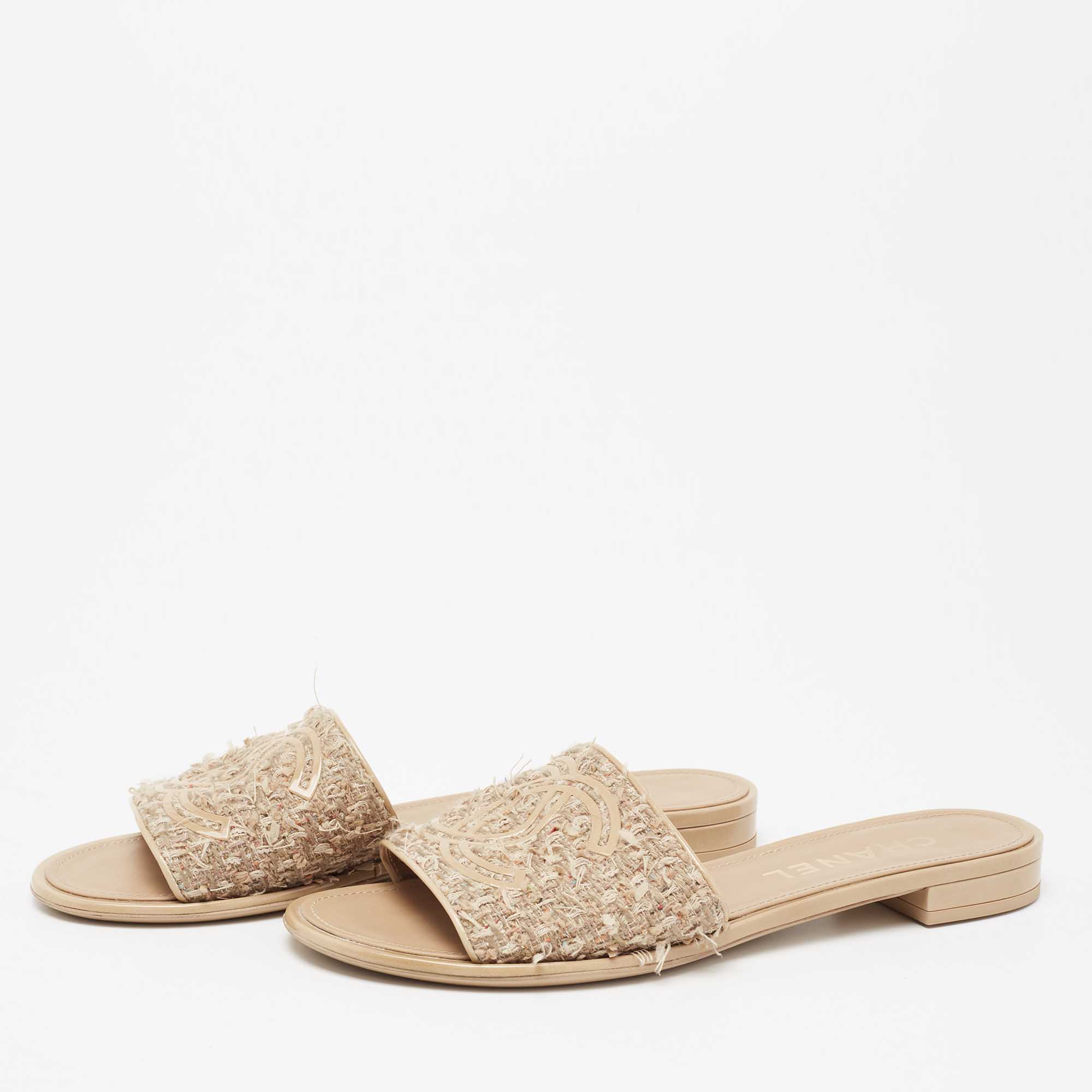 

Chanel Beige Tweed And Leather CC Slide Sandals Size