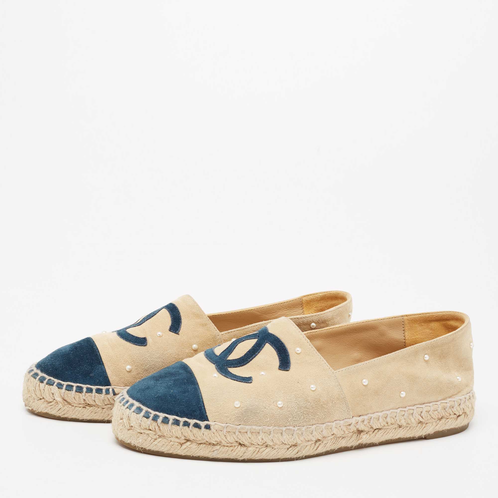 

Chanel Beige/Navy Blue Faux Pearl Embellished Suede Cap-Toe CC Espadrille Flats Size