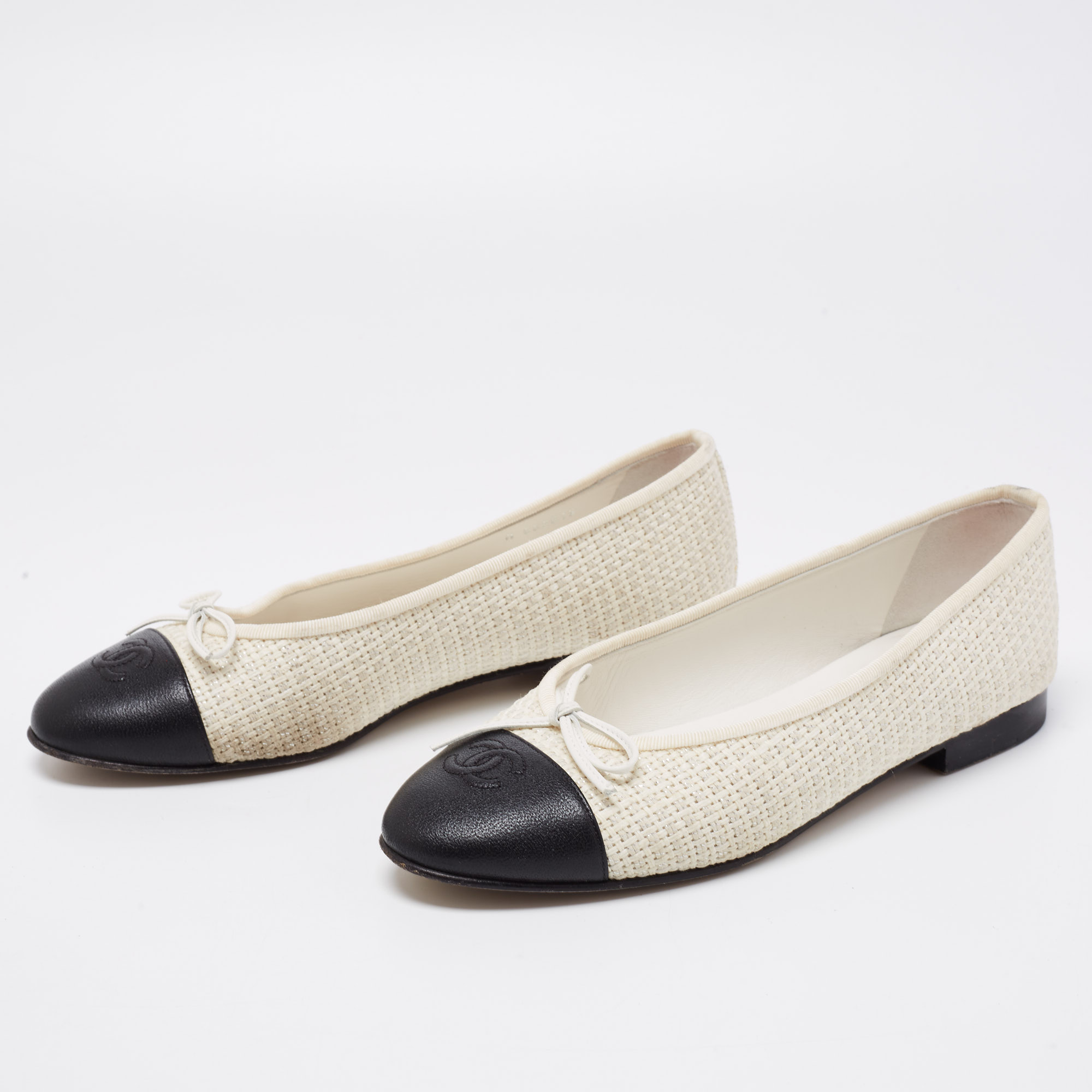 

Chanel White/Black Woven Fabric and Leather CC Bow Cap-Toe Ballet Flats Size
