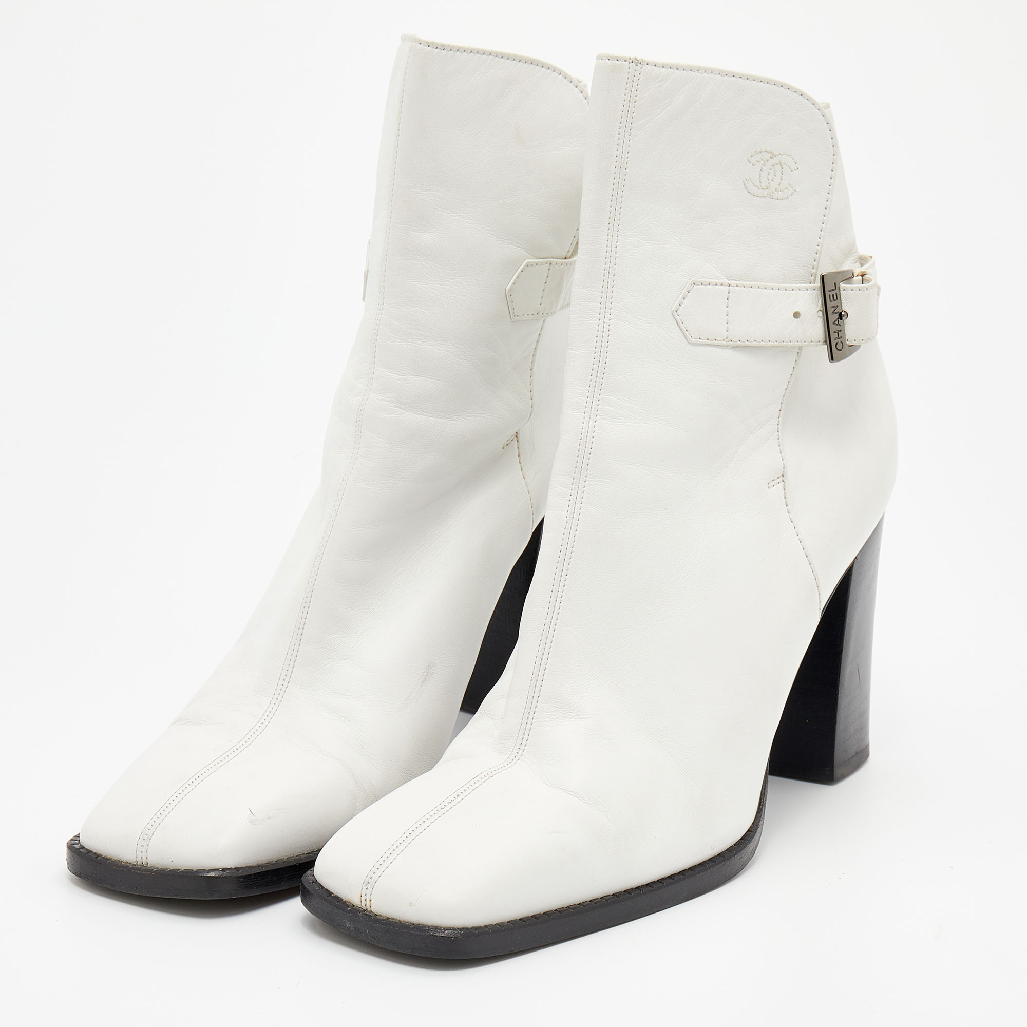 

Chanel Vintage White Leather Square Toe Ankle Length Boots Size