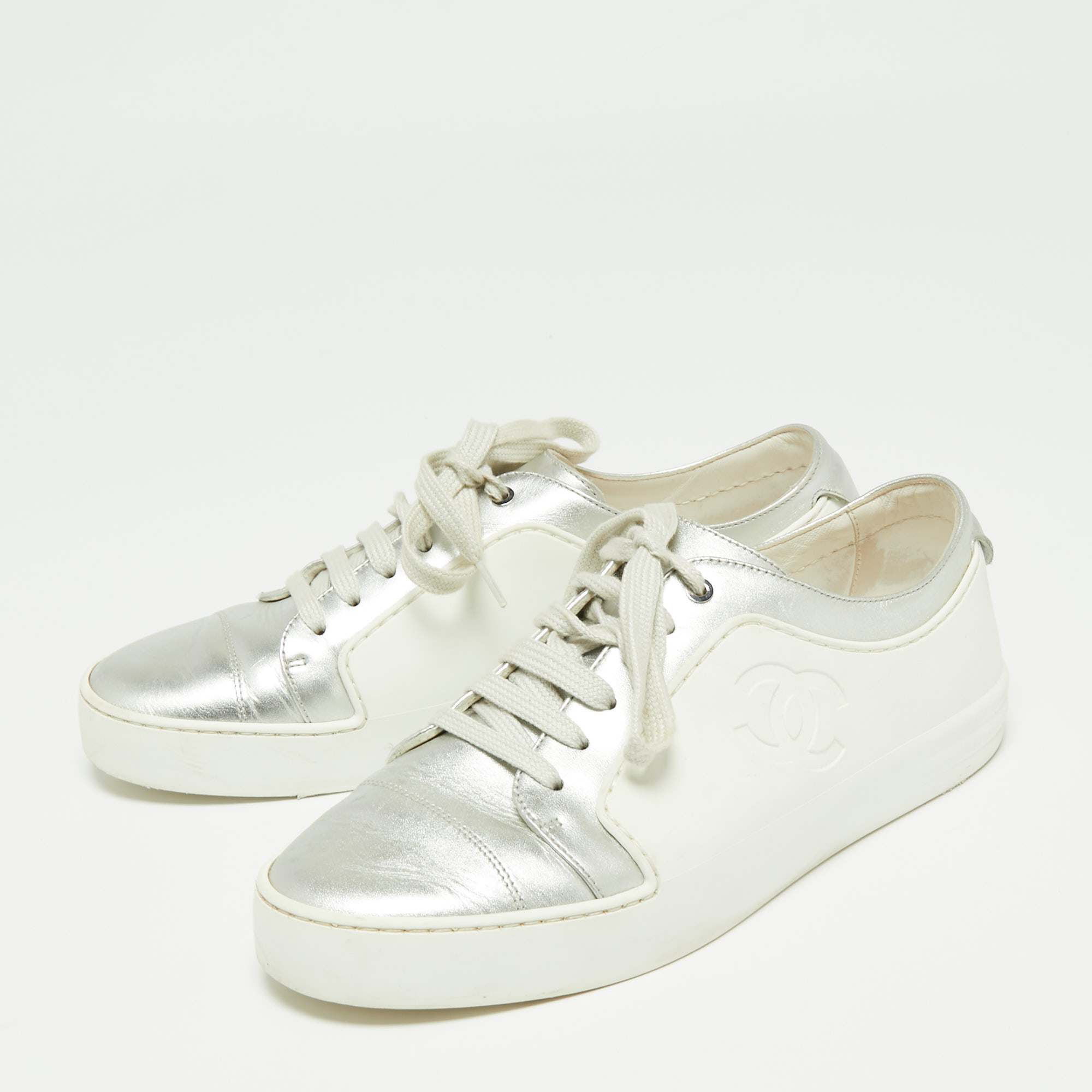 

Chanel White Leather And Rubber CC Lace Up Sneakers Size