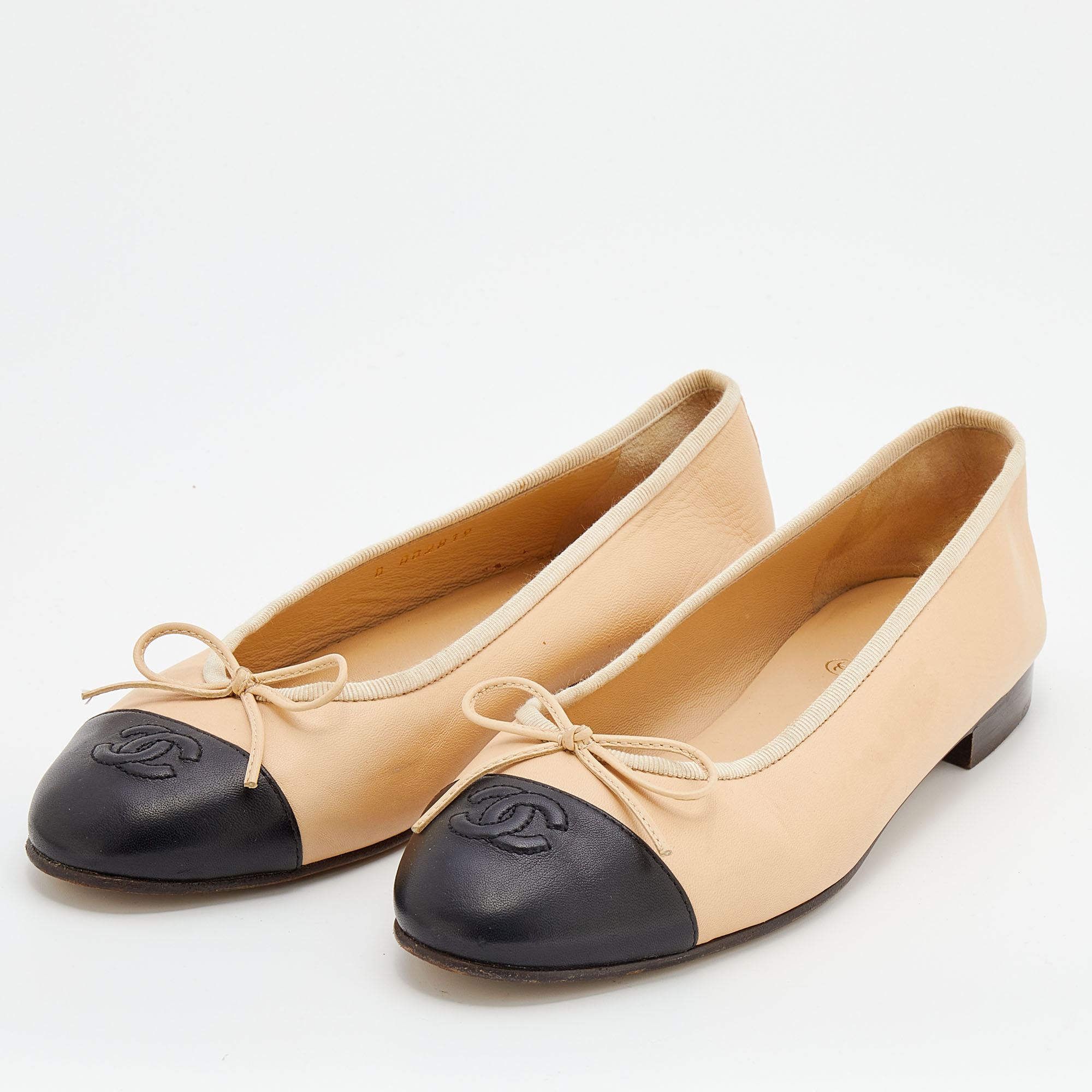 

Chanel Cream/Black Leather CC Cap Toe Ballet Flats Size, Beige