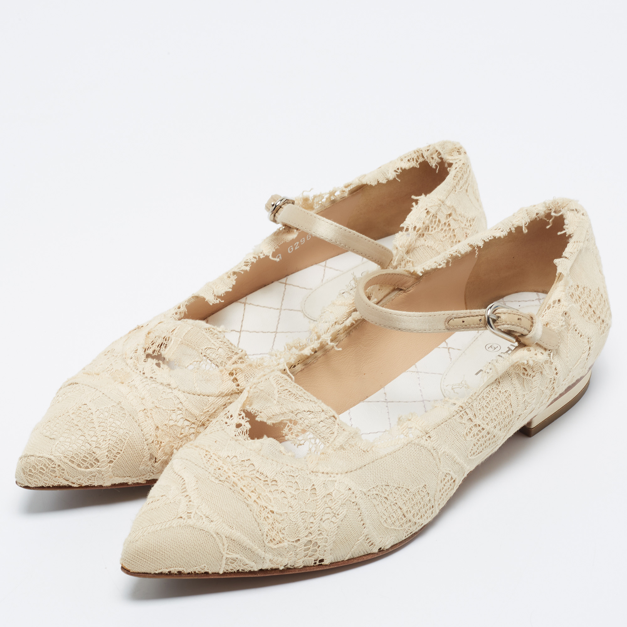 

Chanel Beige Lace Pointed Toe Ballet Flats Size