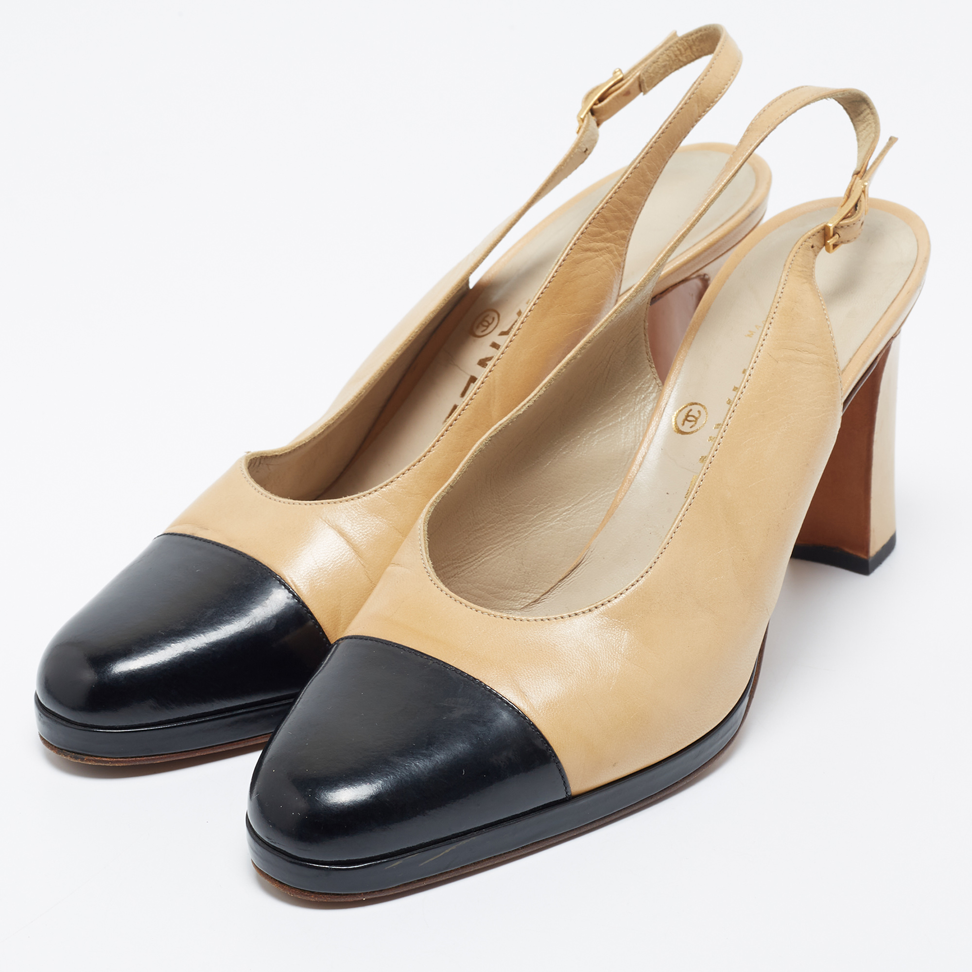 

Chanel Beige/Black Leather Cap Toe Slingback Sandals Size