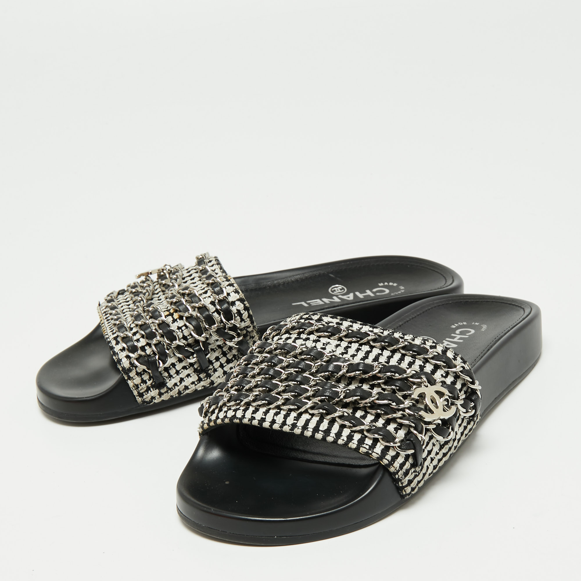 

Chanel Black/White Tweed And Leather Tropiconic Chain Detail Slides Sandals Size