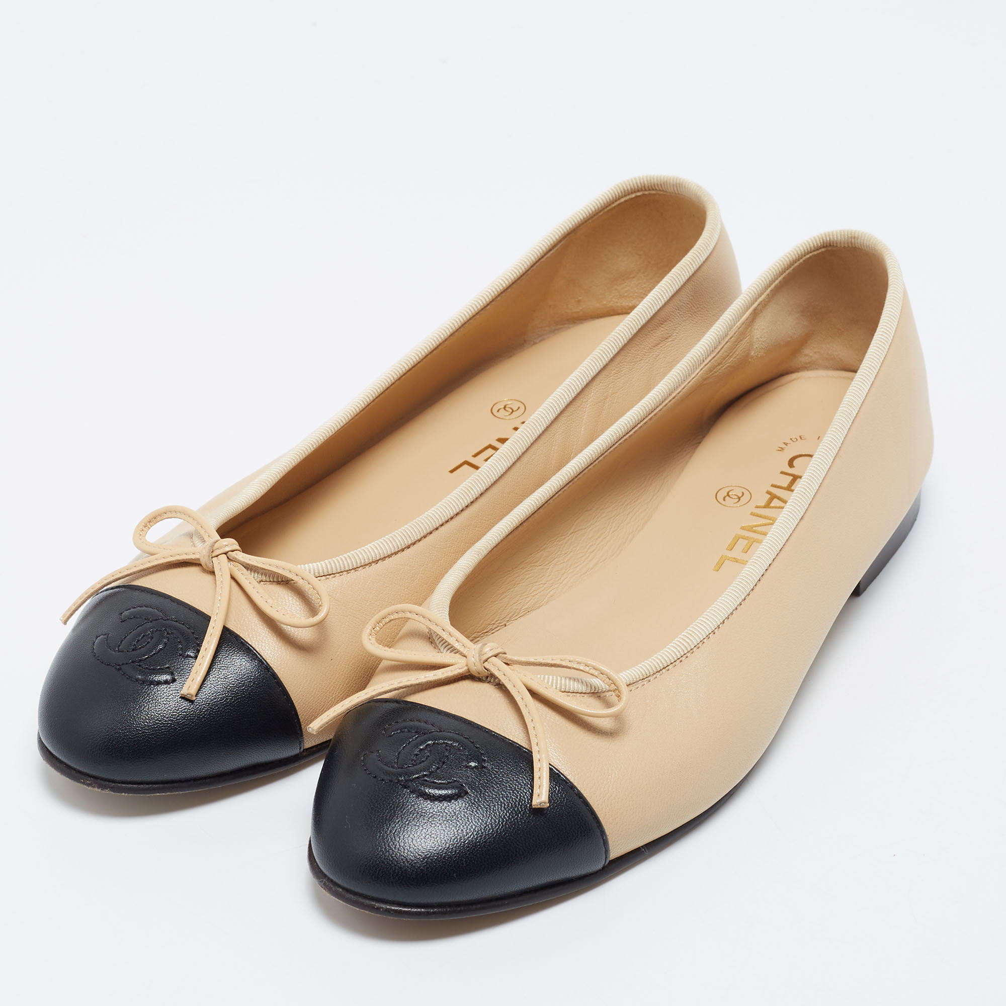 

Chanel Beige/Black Leather Bow CC Cap Toe Ballet Flats Size