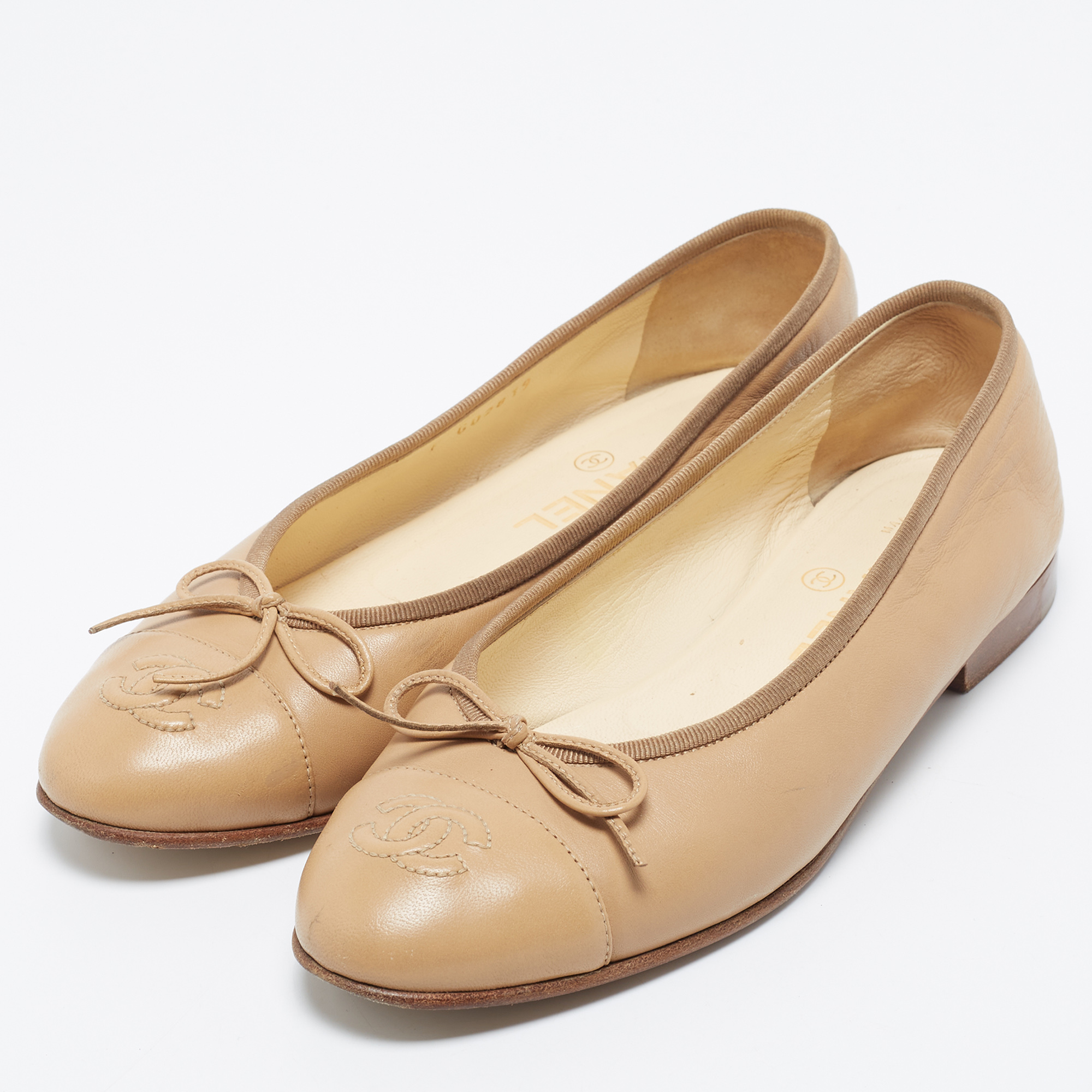 

Chanel Beige Leather CC Bow Cap Toe Ballet Flats Size