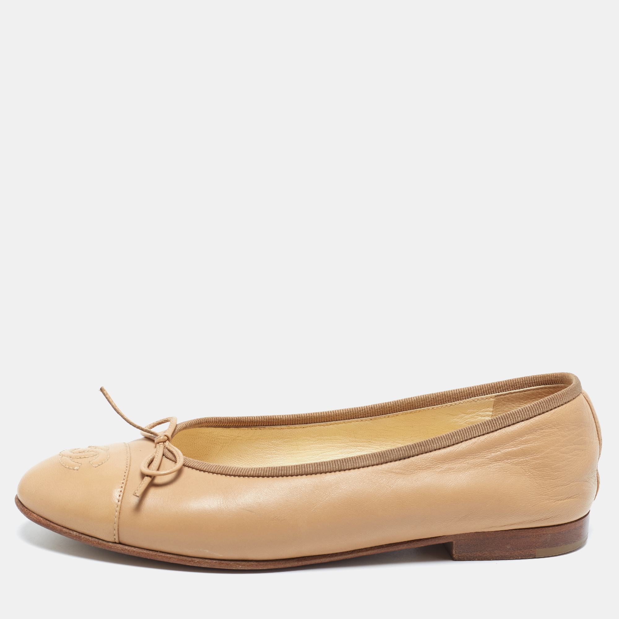 Pre Owned حذاء باليرينا فلات شانيل جلد بيج سي سي مقاس 36.5