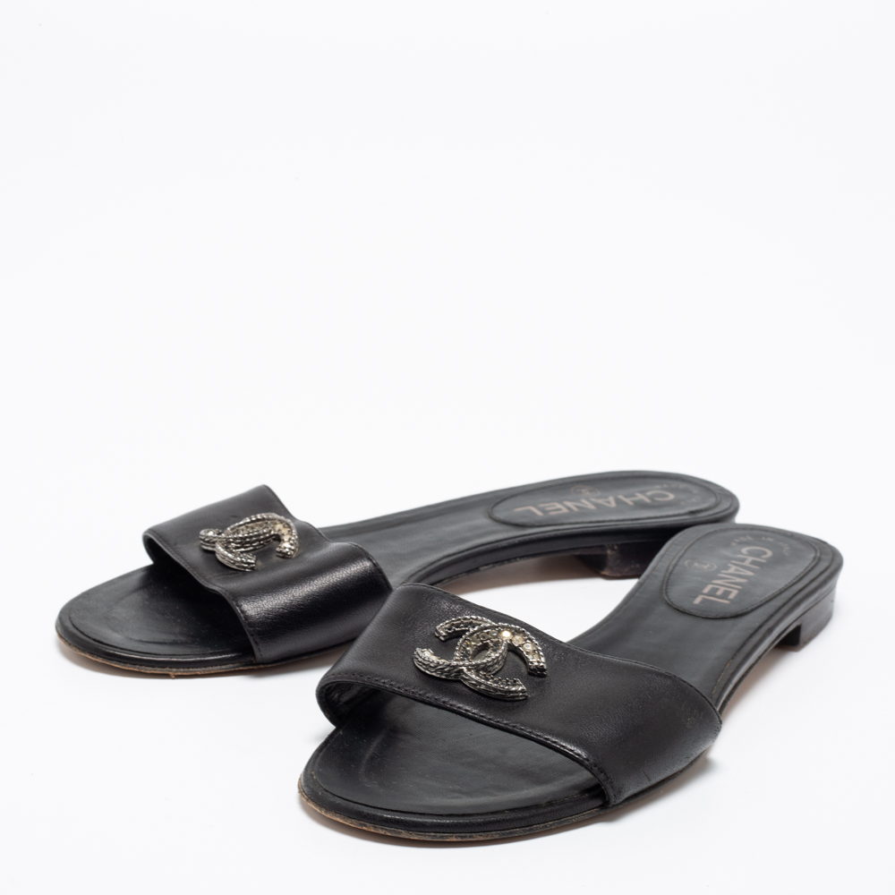 

Chanel Black Leather CC Logo Flat Slide Sandals Size