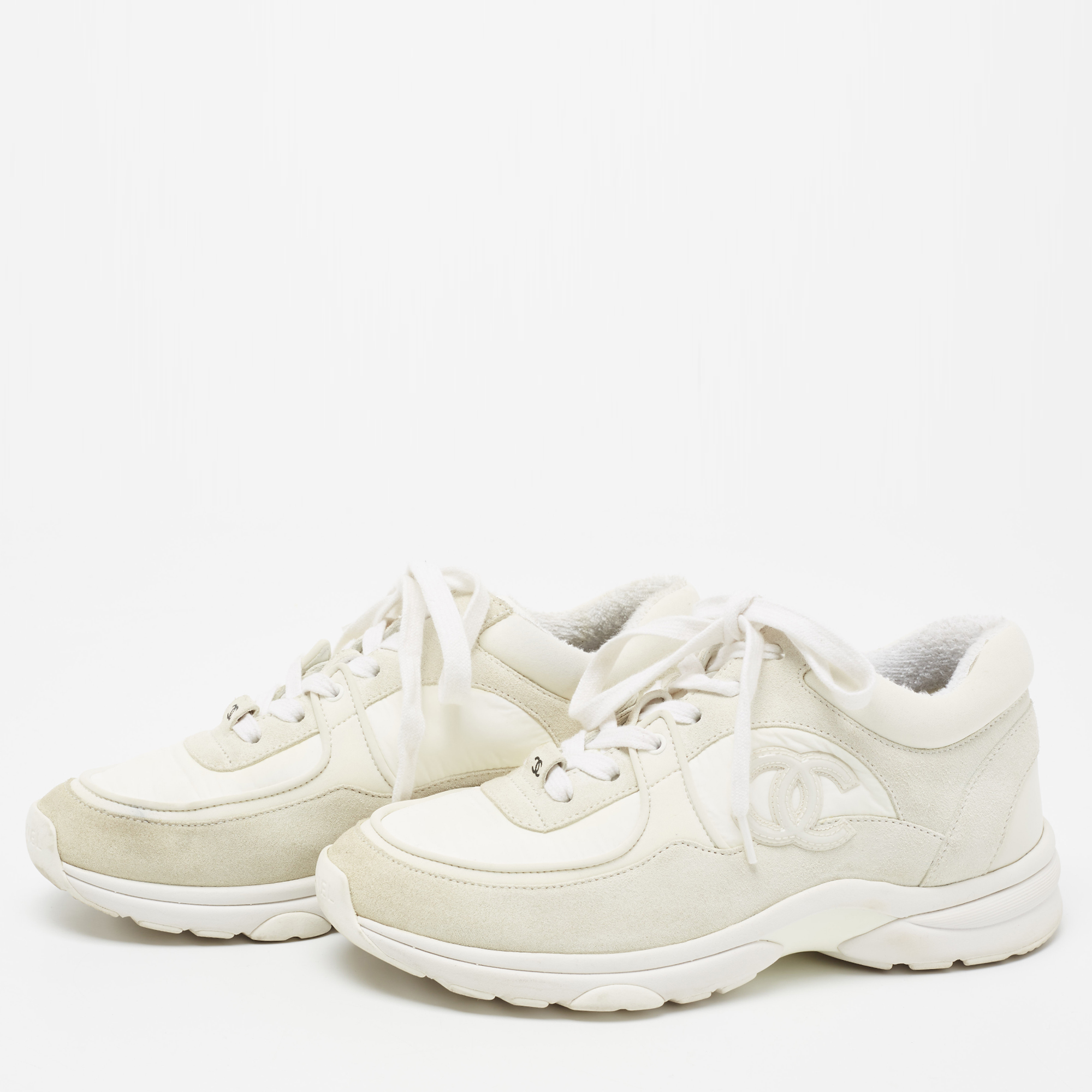 

Chanel White/Grey Leather And Suede CC Low-Top Sneakers Size