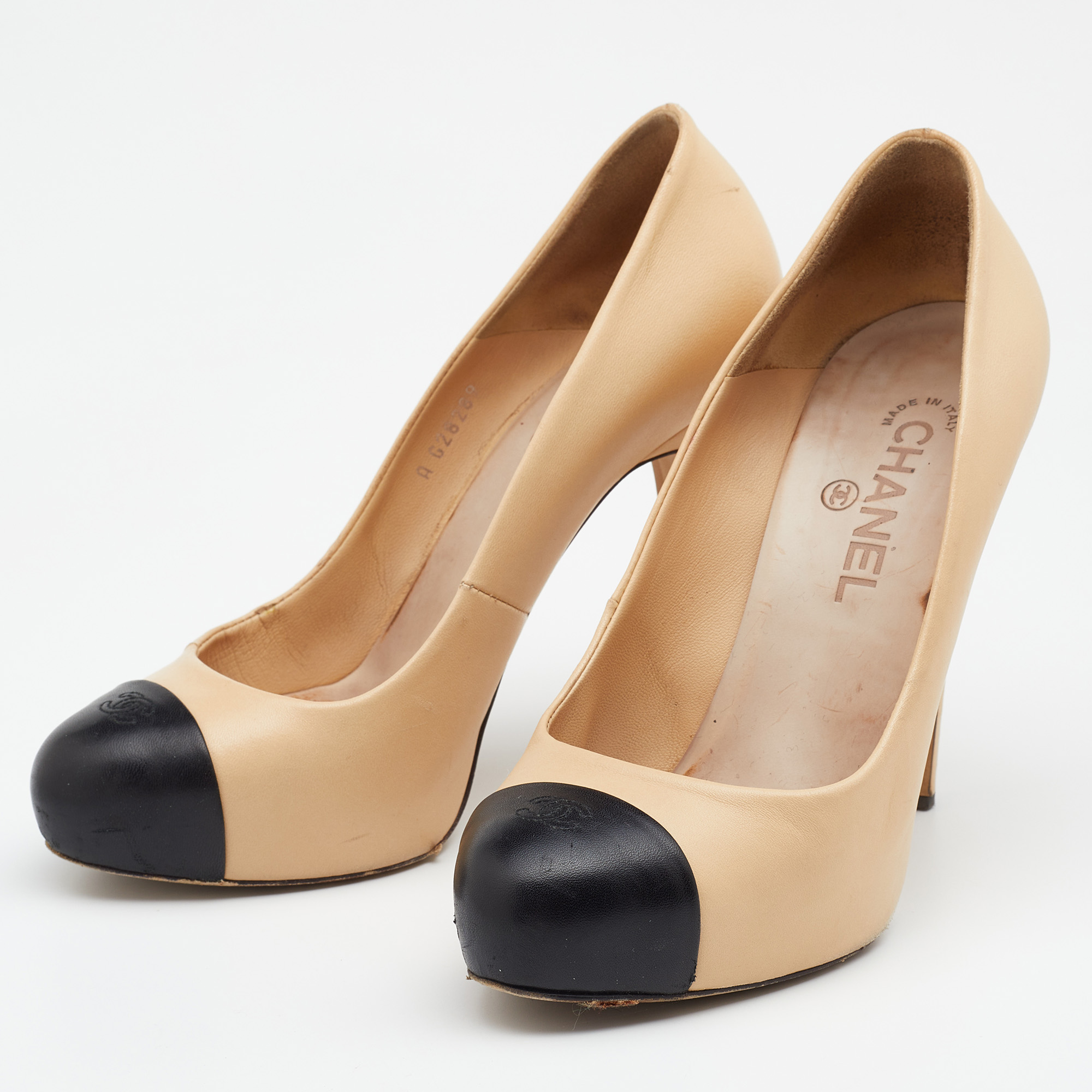 

Chanel Beige/Black Leather CC Cap Toe Pumps Size