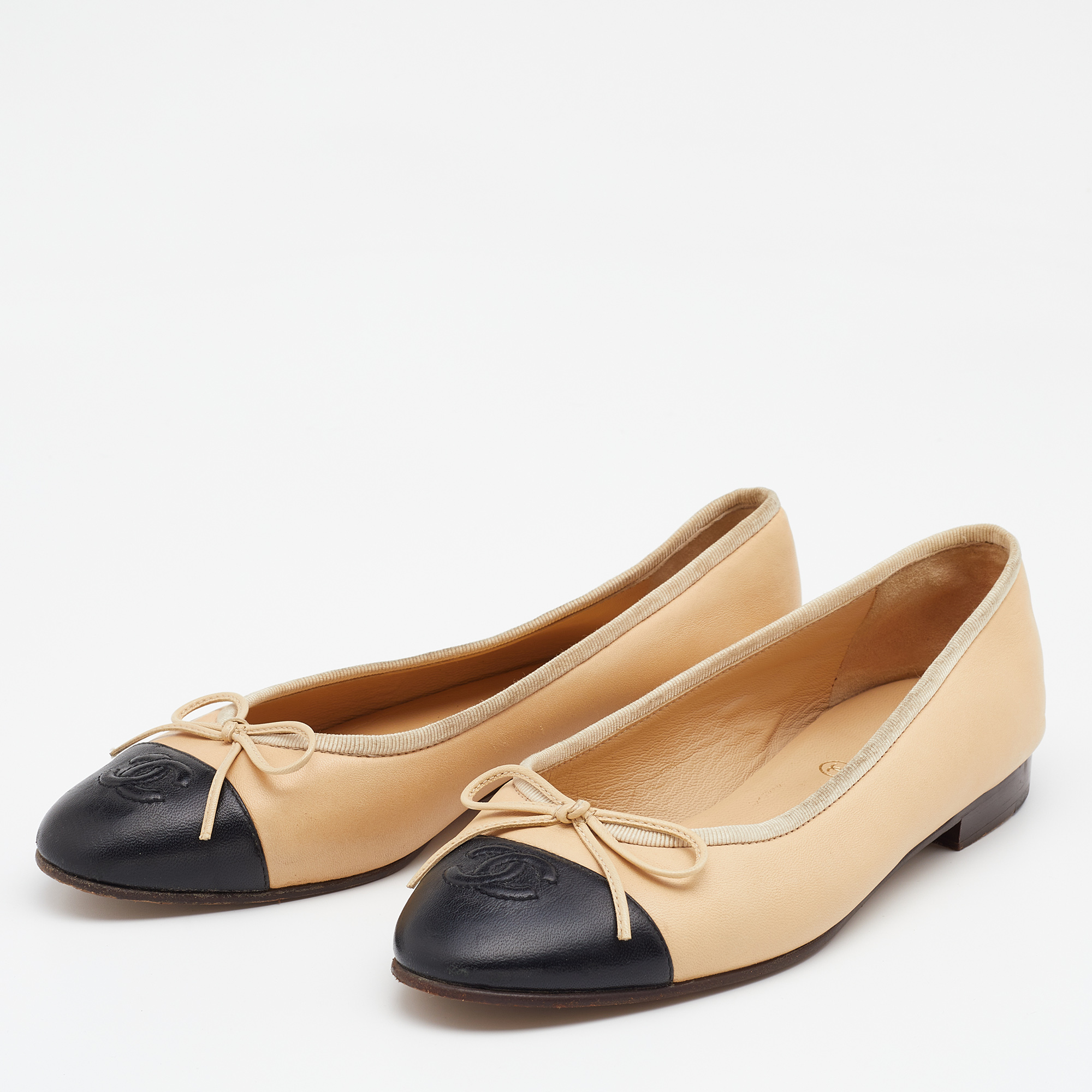 

Chanel Beige/Black Leather CC Bow Cap Toe Ballet Flats Size