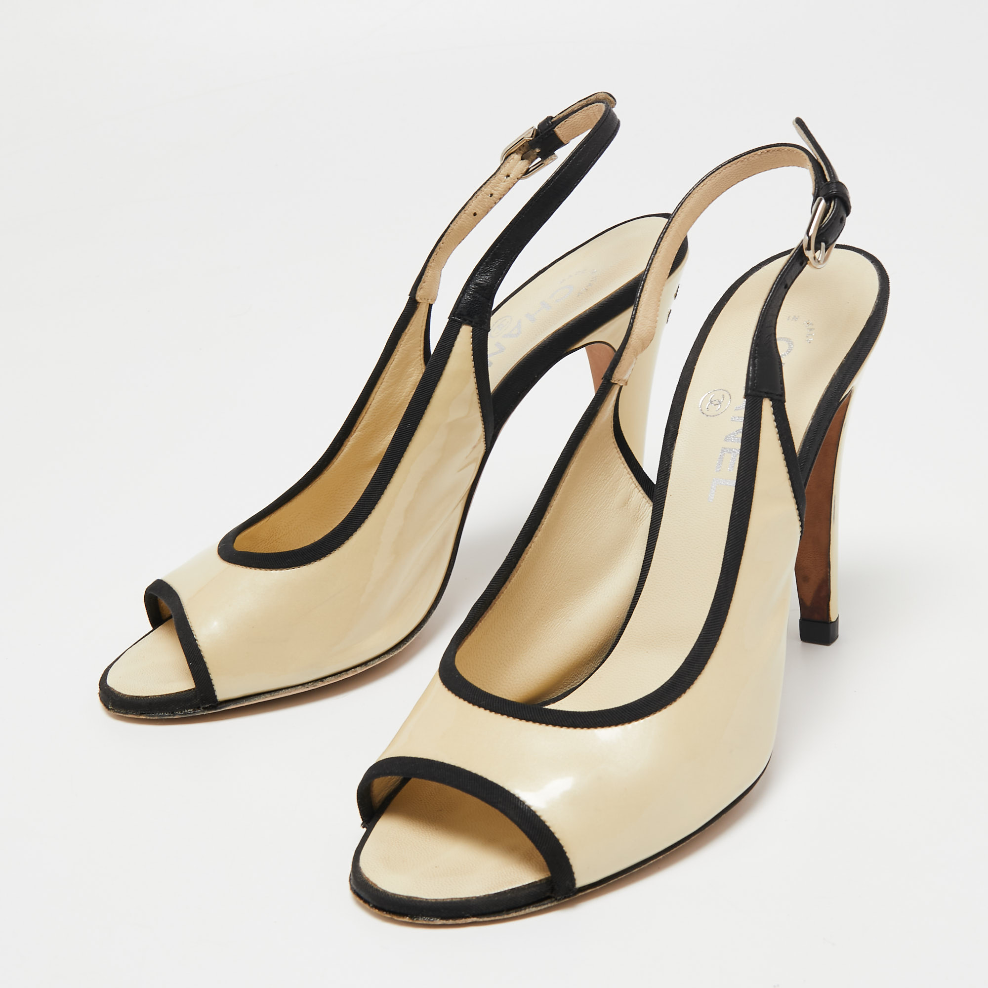

Chanel Cream/Black Patent Leather Open Toe Slingback Sandals Size