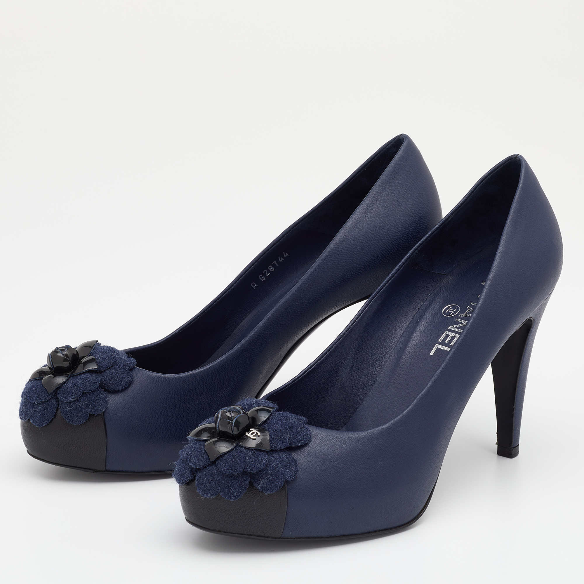 

Chanel Navy Blue/Black Leather CC Camellia Cap Toe Pumps Size