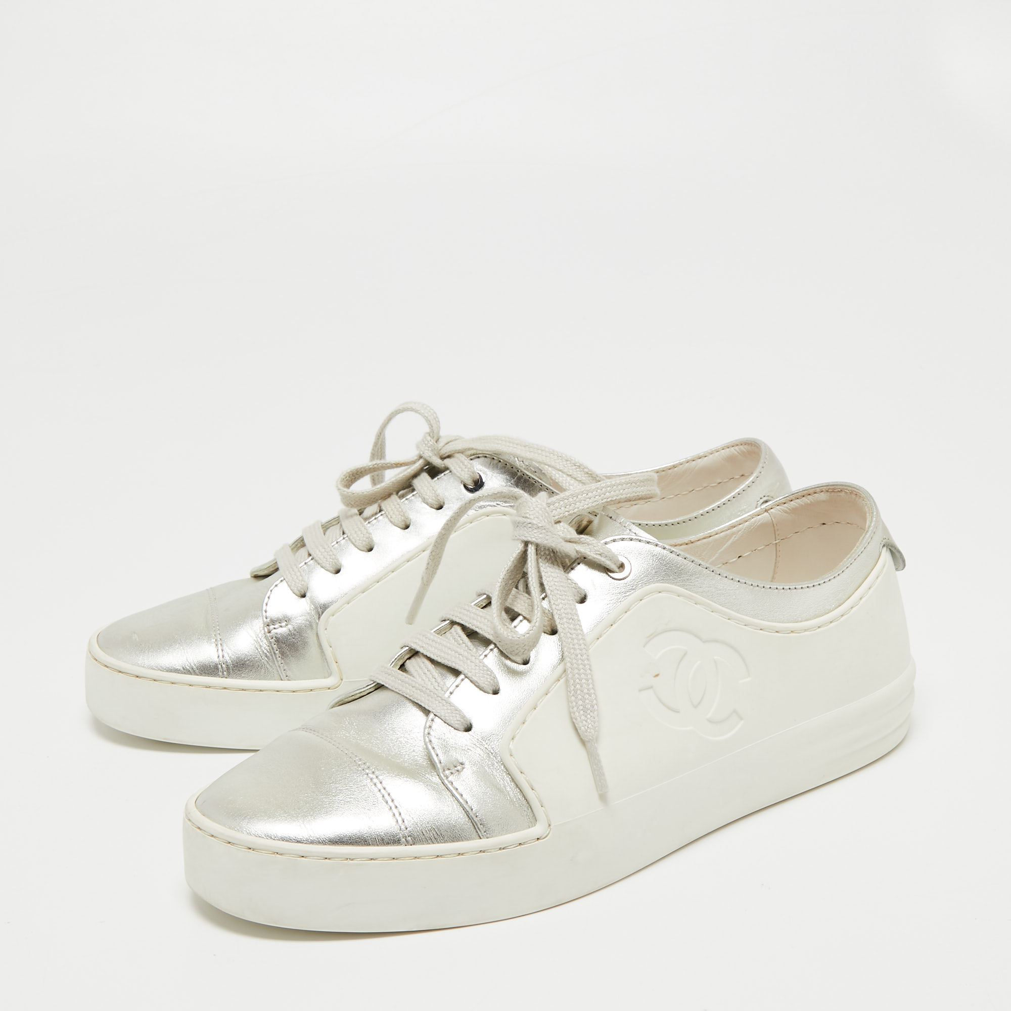 

Chanel White/Silver Leather CC Low Top Sneakers Size