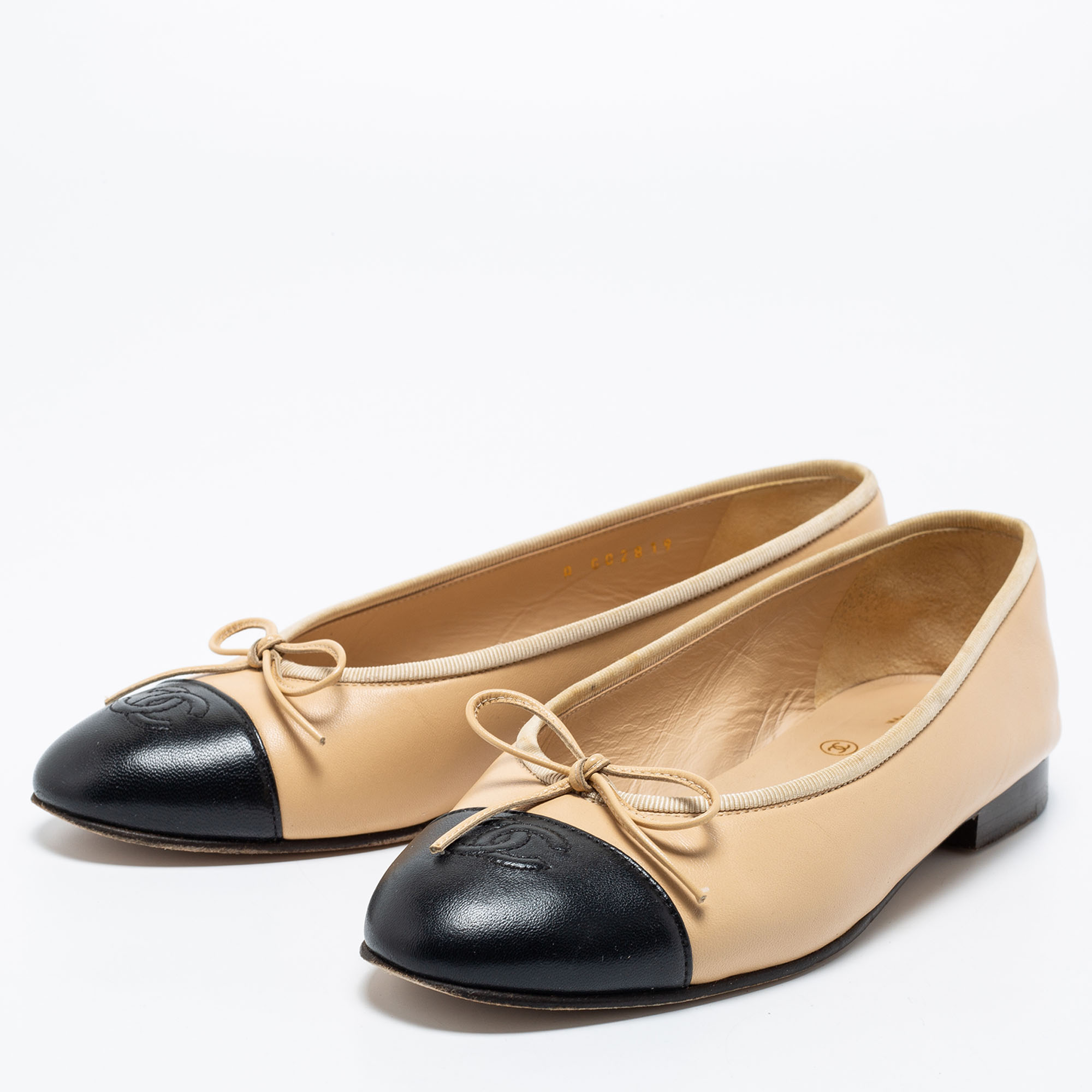 

Chanel Beige/Black Leather CC Cap Toe Ballet Flats Size