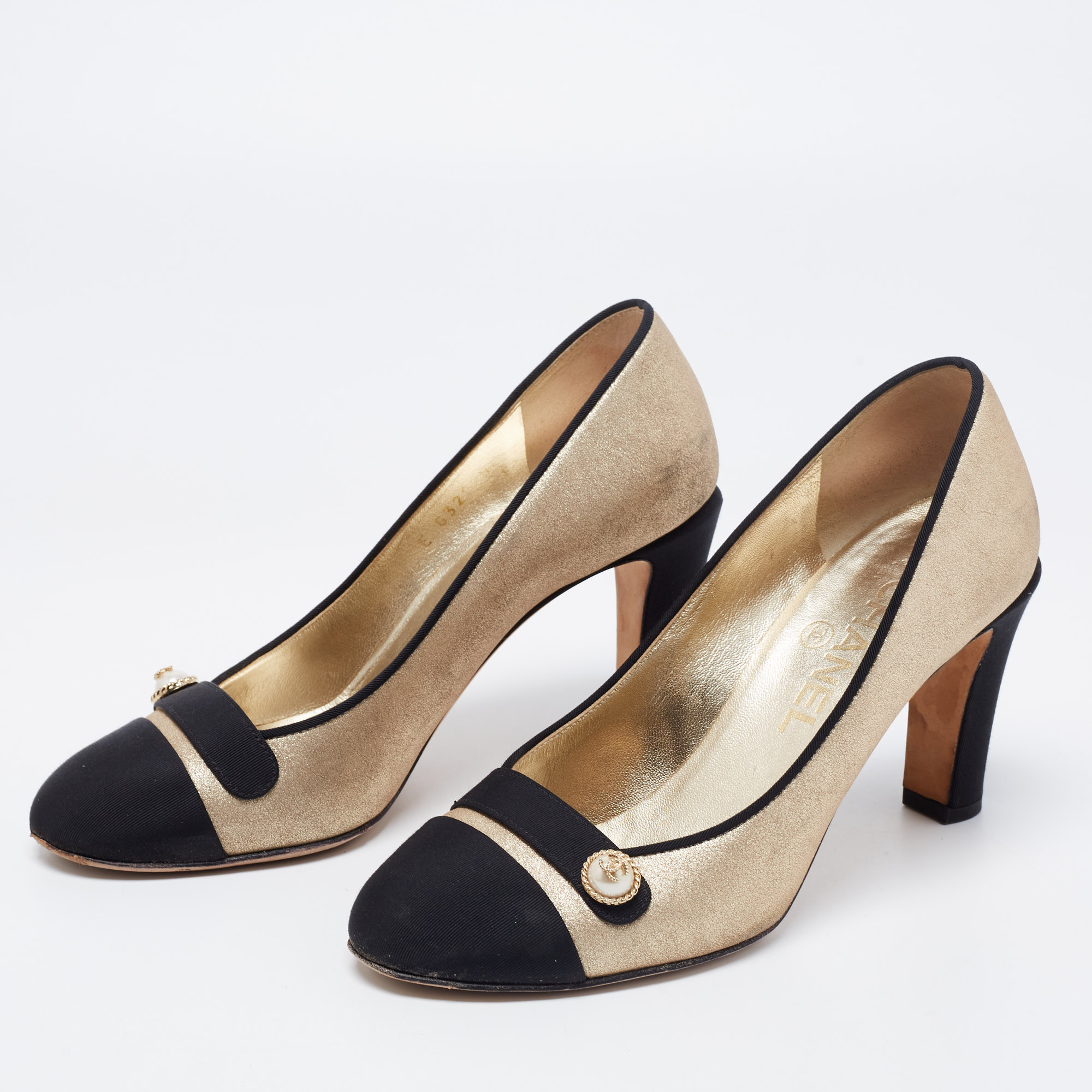 

Chanel Gold/Black Glitter Suede and Fabric CC Pearl Cap Toe Pumps Size