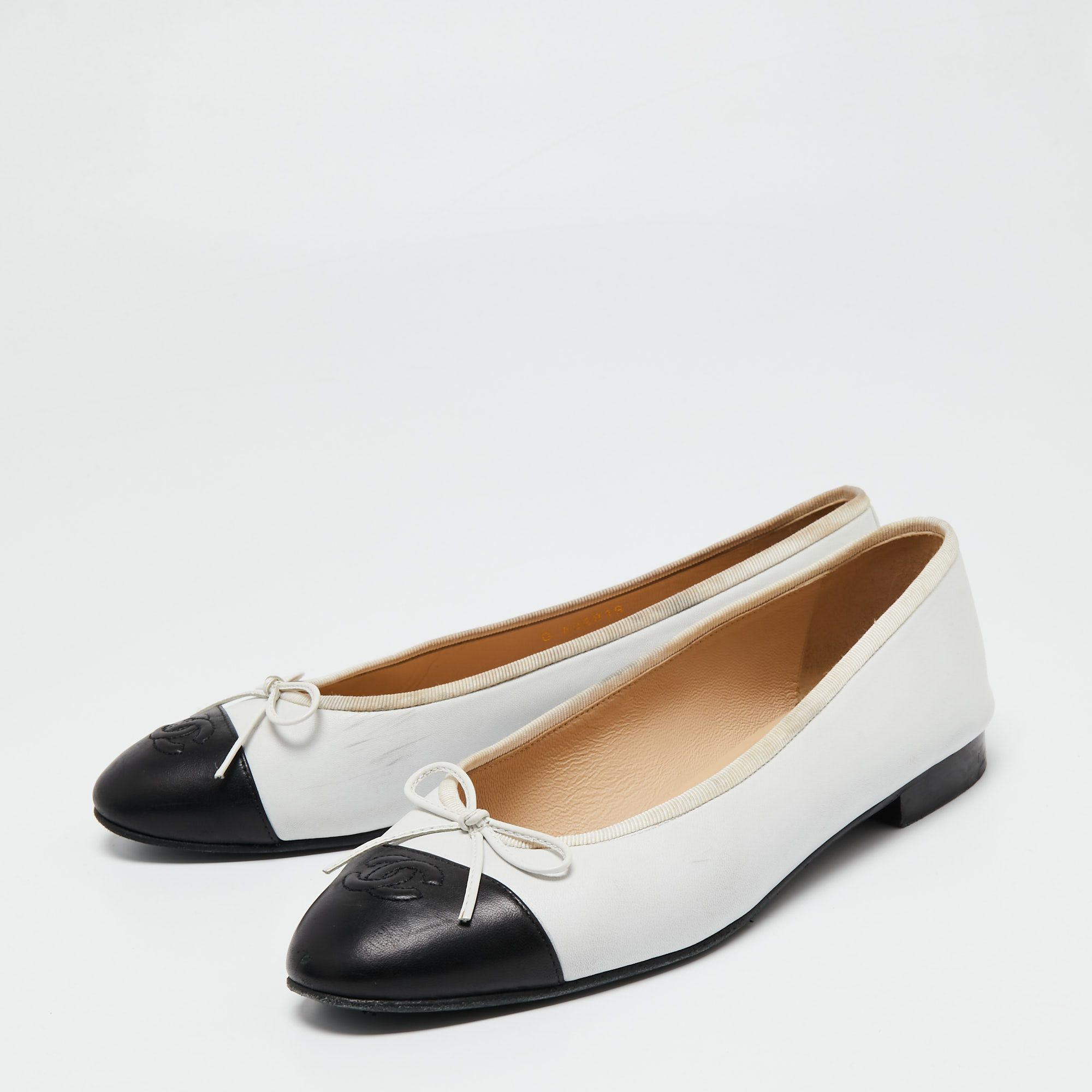 

Chanel White/Black Leather CC Cap toe Ballet Flats Size