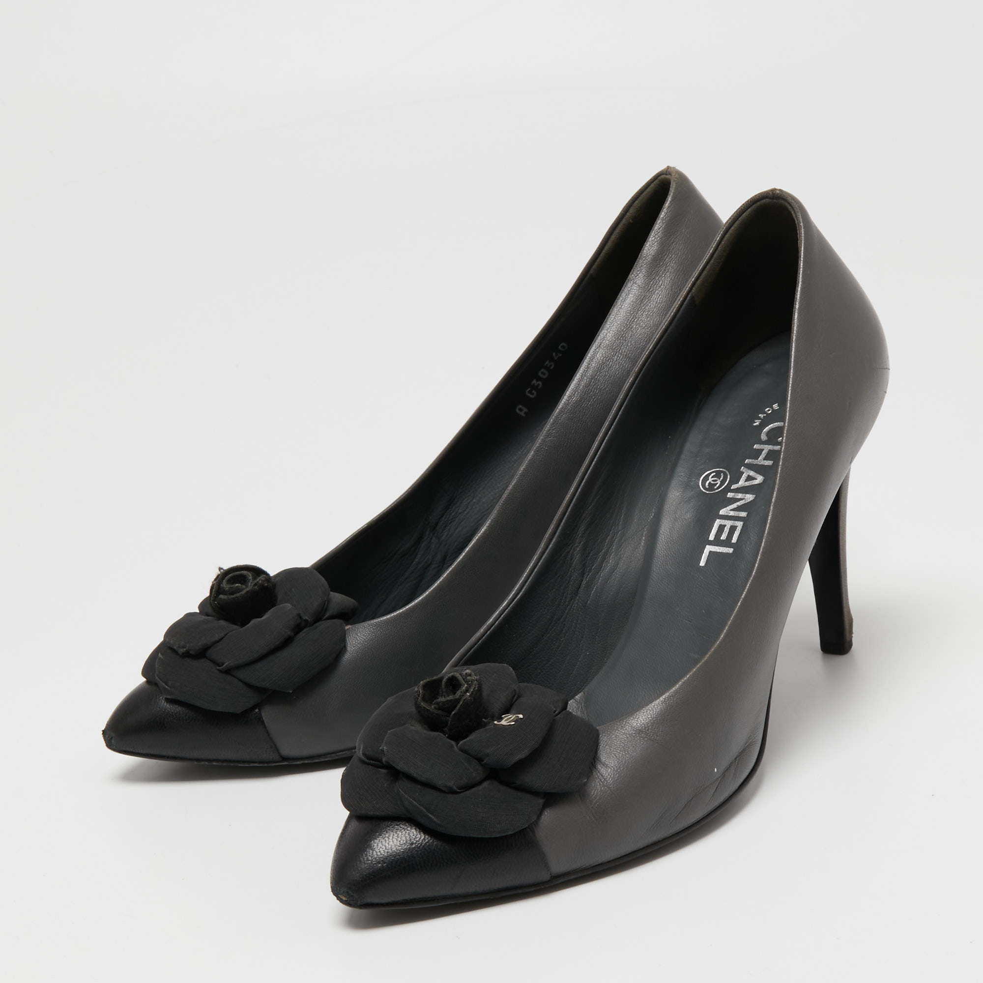 

Chanel Grey/Black Leather CC Camelia Pumps Size