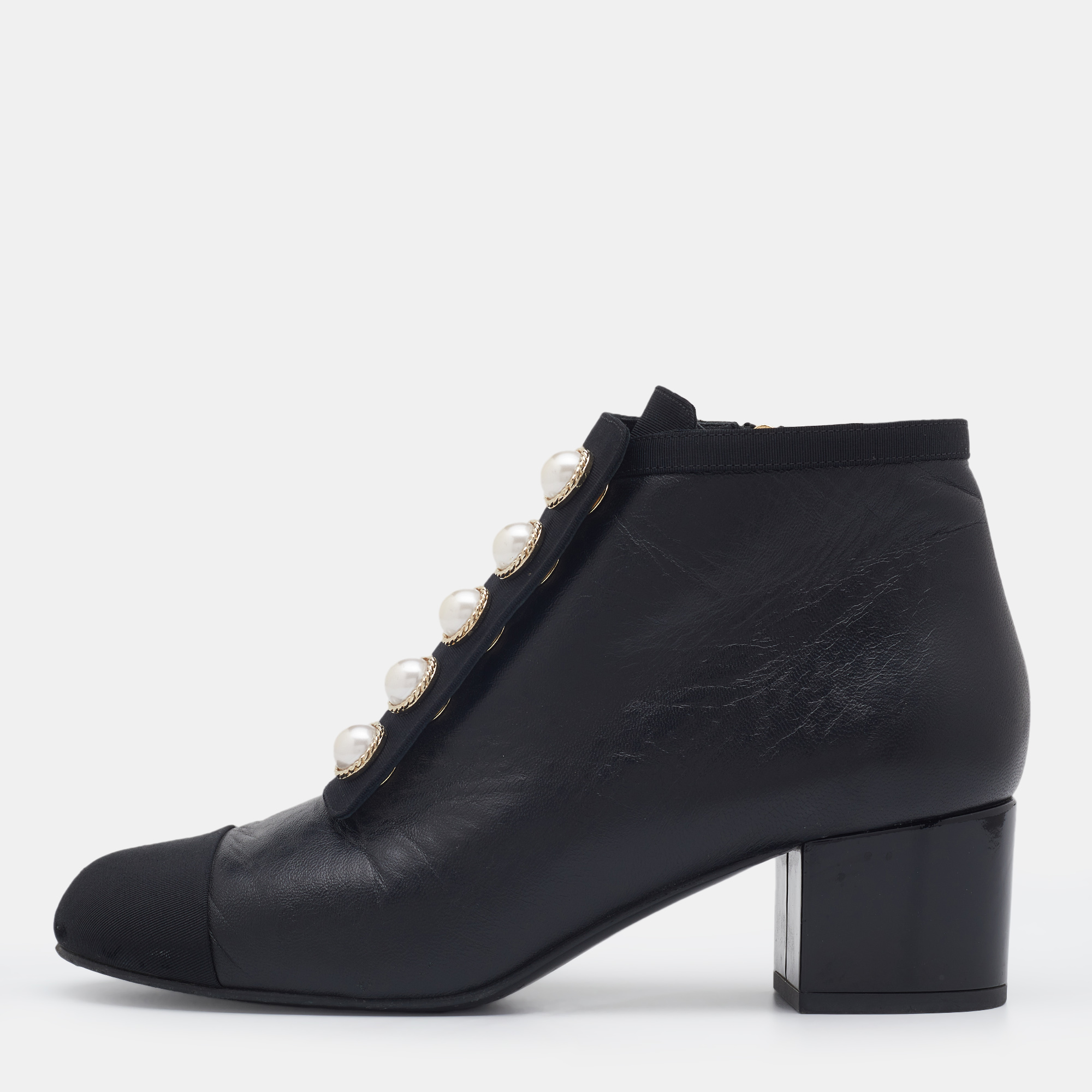 مملوكة مسبقًا Chanel Black Leather And Fabric Faux Pearl CC Cap Toe Ankle Length Boots Size 39