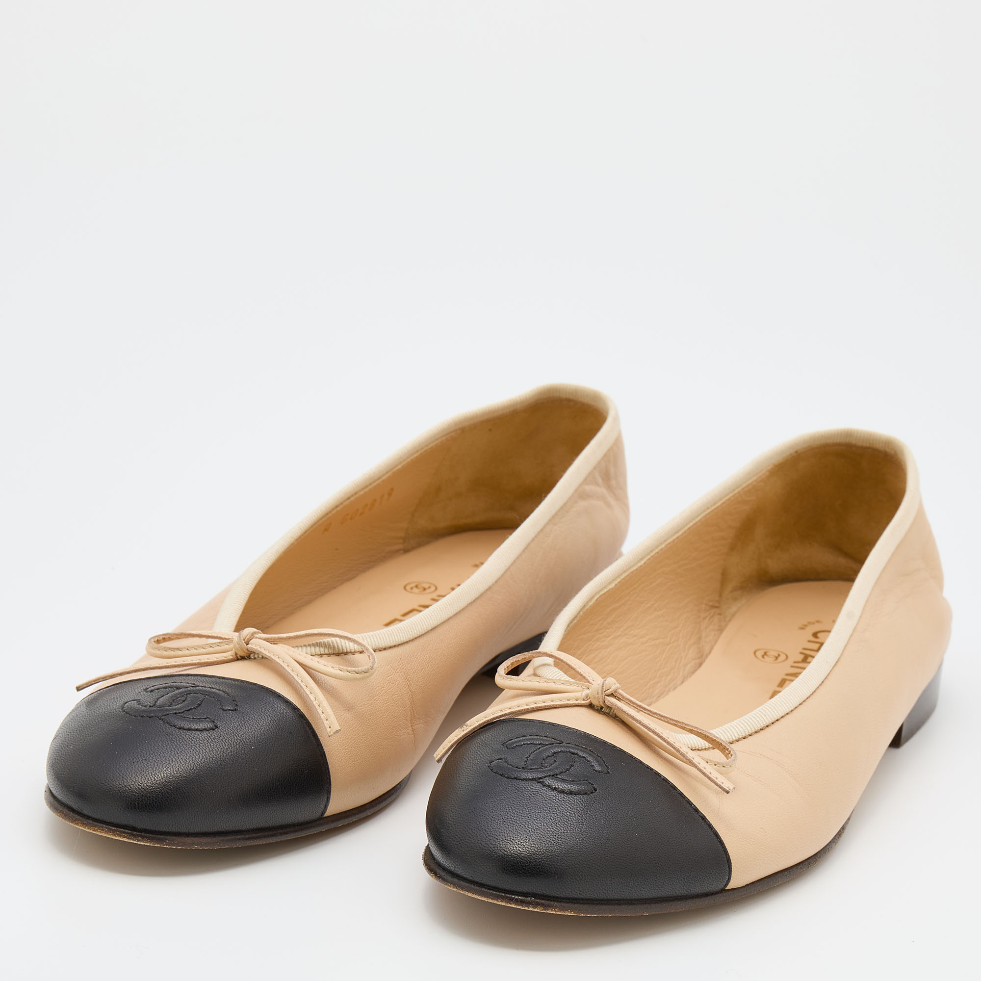 

Chanel Beige/Black Leather CC Cap Toe Bow Ballet Flats Size
