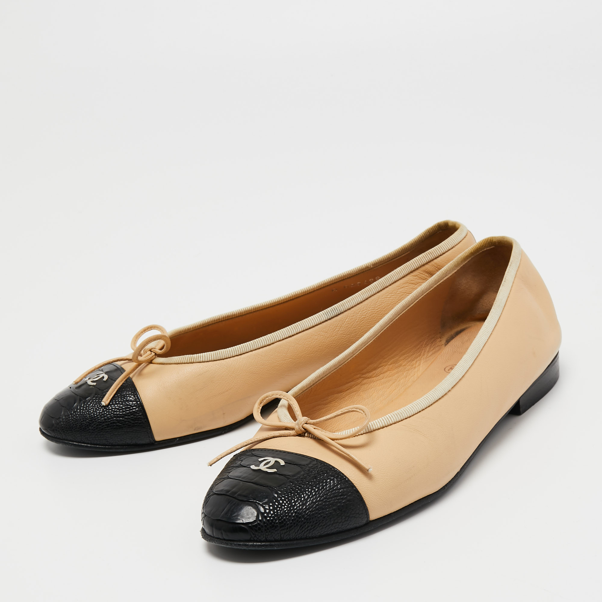 

Chanel Cream/Black Leather and Ostrich Leg CC Cap Toe Bow Ballet Flats Size