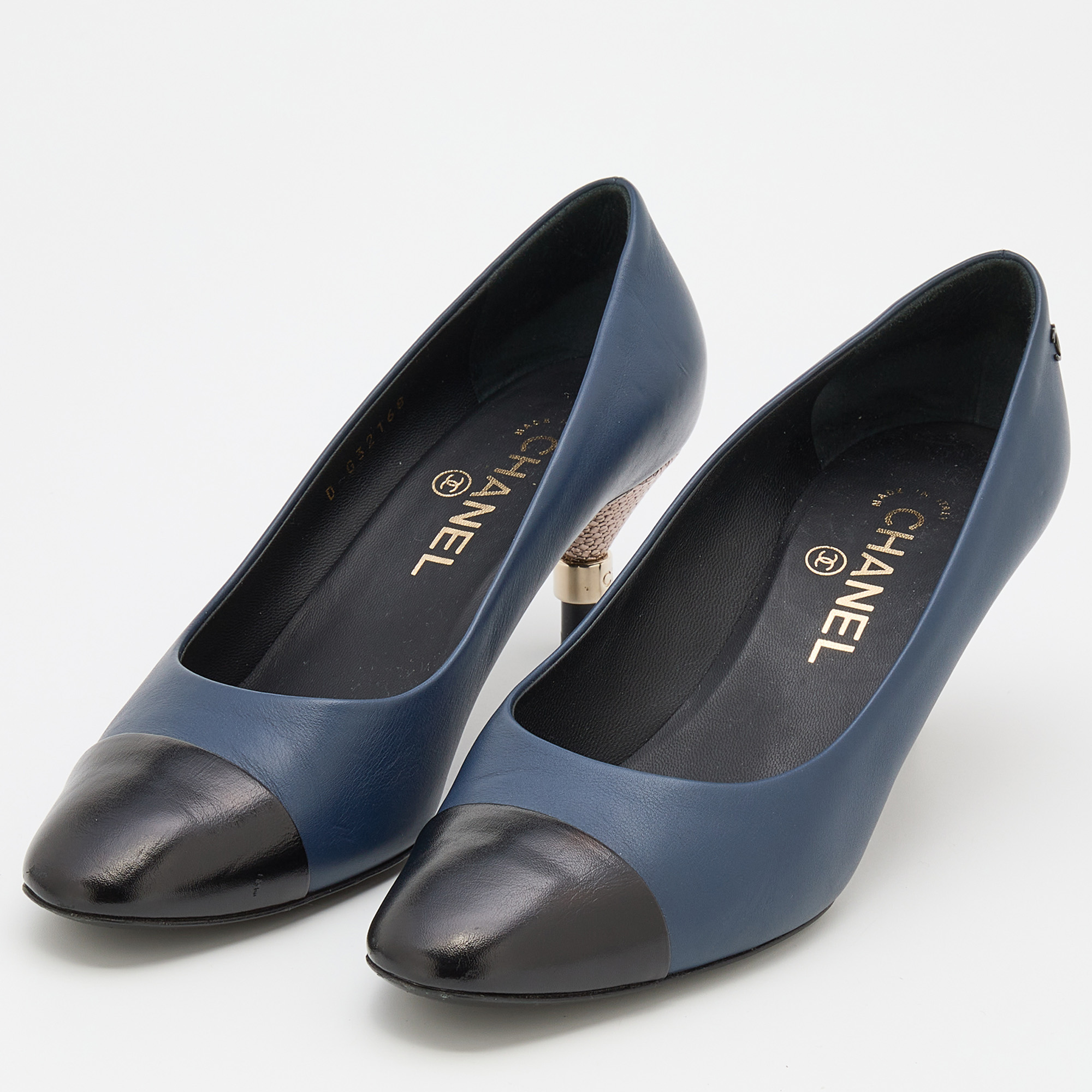 

Chanel Navy Blue/Black Leather CC Cap Toe Pumps Size