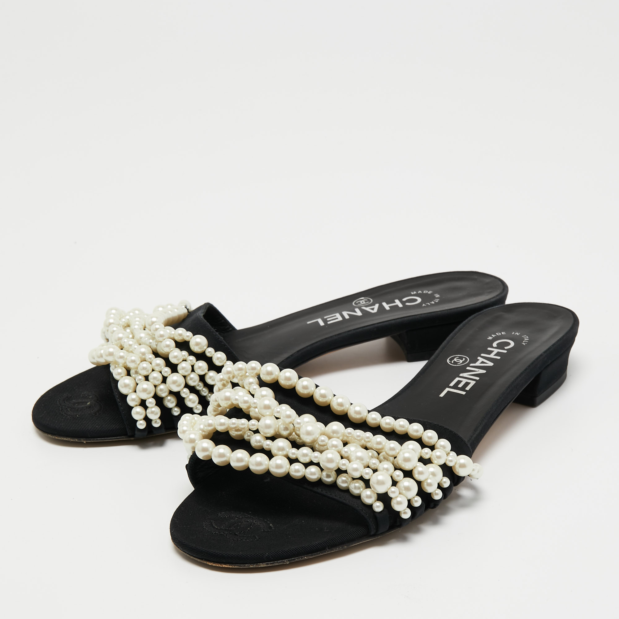 

Chanel Black Fabric Pearl Embellished Flat Slides Size