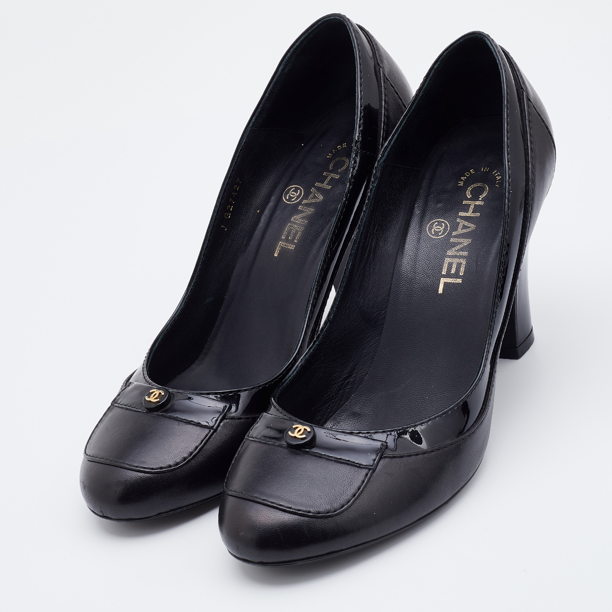 

Chanel Black Patent and Leather CC Pumps Size