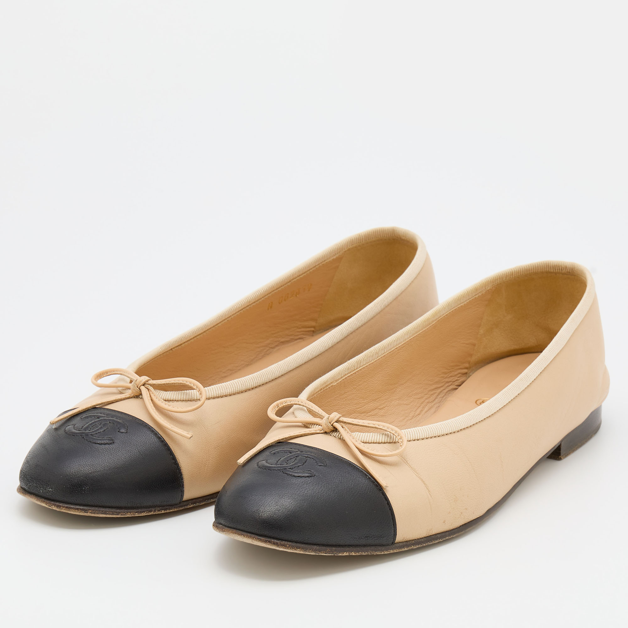 

Chanel Beige/Black Leather CC Cap Toe Bow Ballet Flats Size