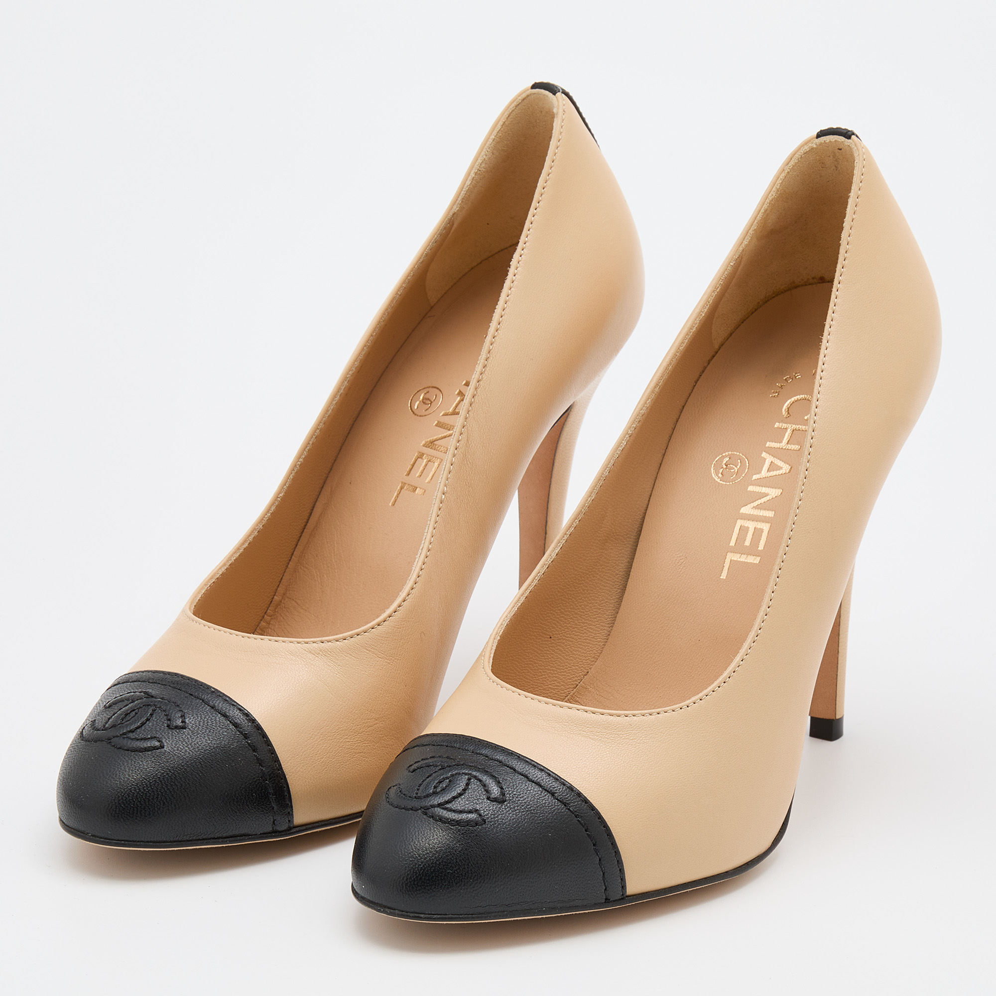 

Chanel Beige/Black Leather CC Cap Toe Pumps Size