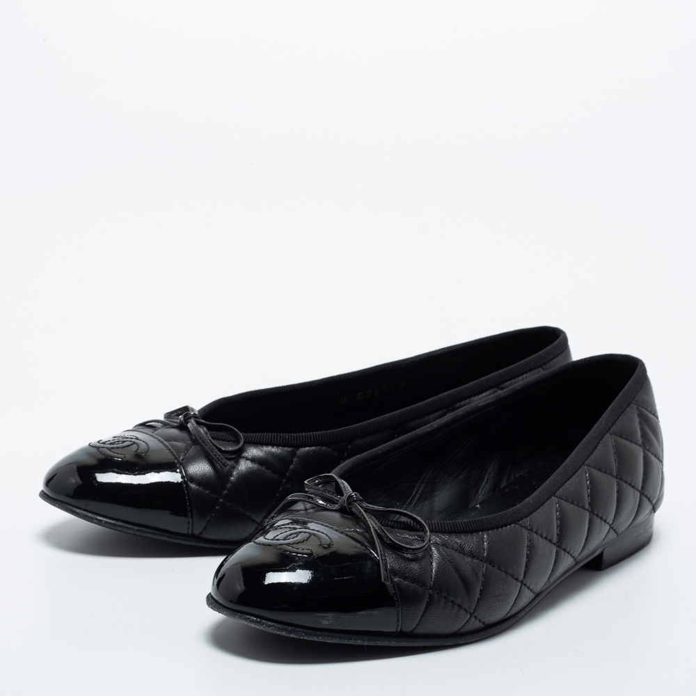 

Chanel Black Quilted Patent and Leather CC Ballet Flats Size