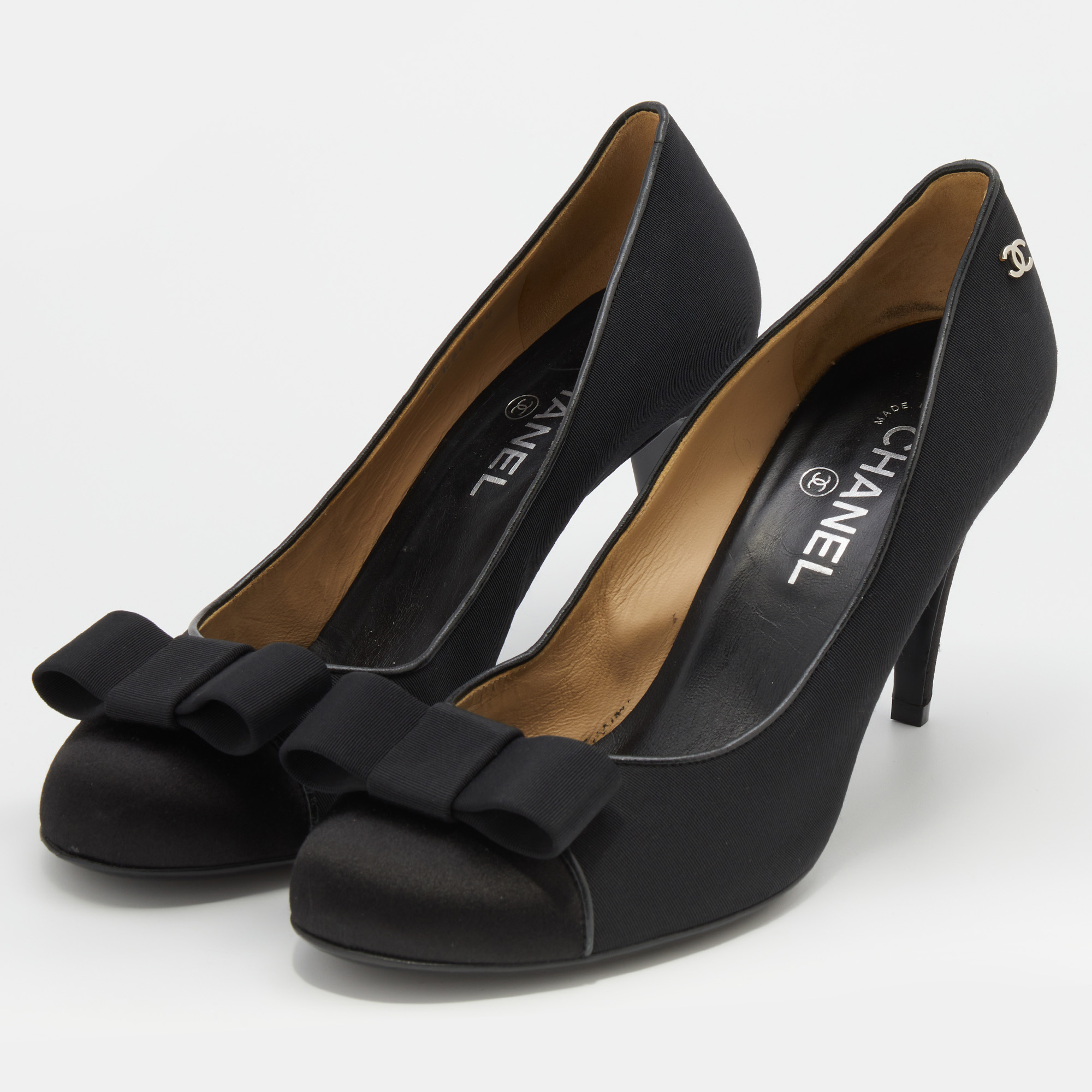 

Chanel Black Fabric and Satin CC Bow Cap Toe Pumps Size