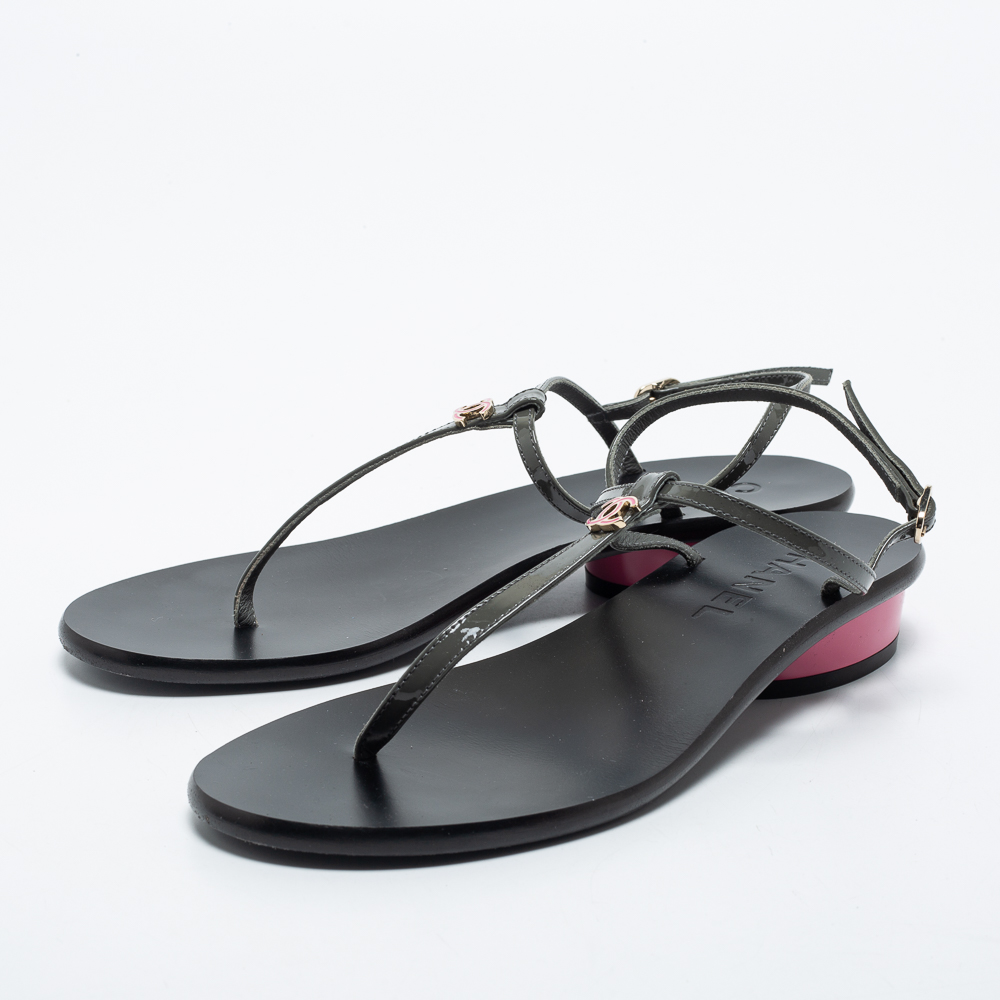 

Chanel Grey Patent Leather CC Thong Ankle Strap Sandals Size
