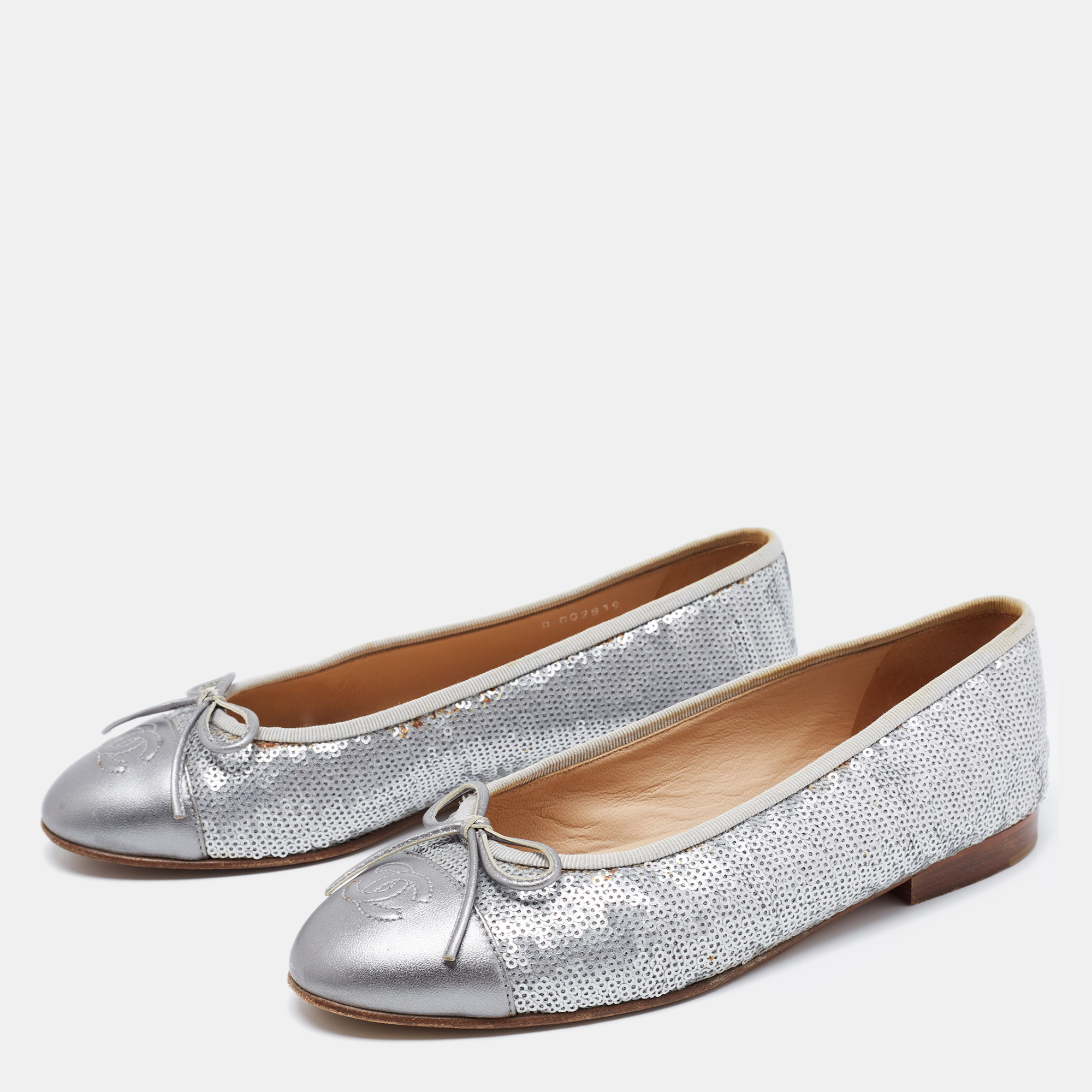 

Chanel Metallic Grey Sequins and Leather CC Cap Toe Bow Ballet Flats Size
